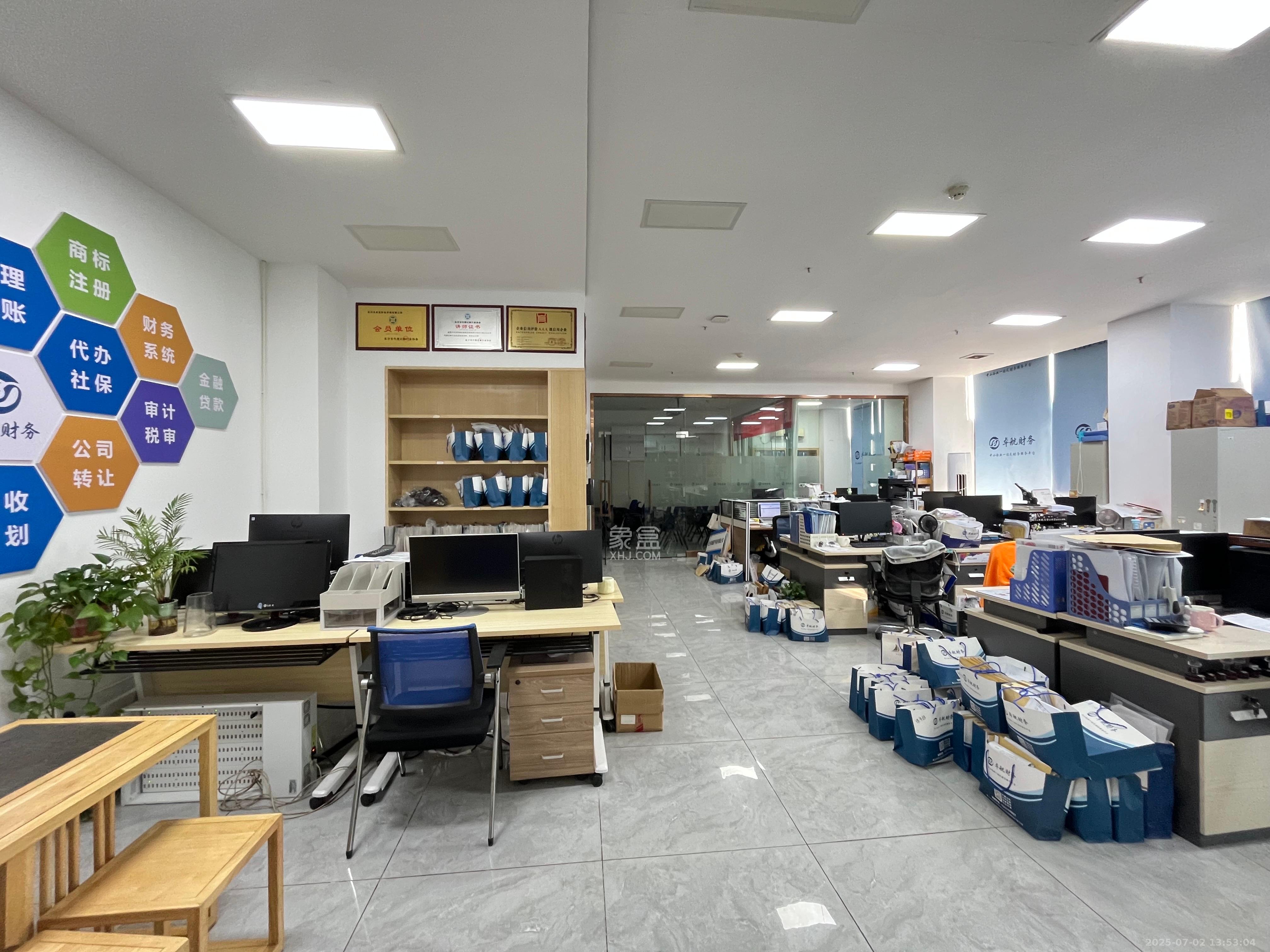 浏阳河畔家园  4室2厅2卫    6500.0元/月 浏阳河畔家园  4室2厅2卫    6500.0元/月室内图