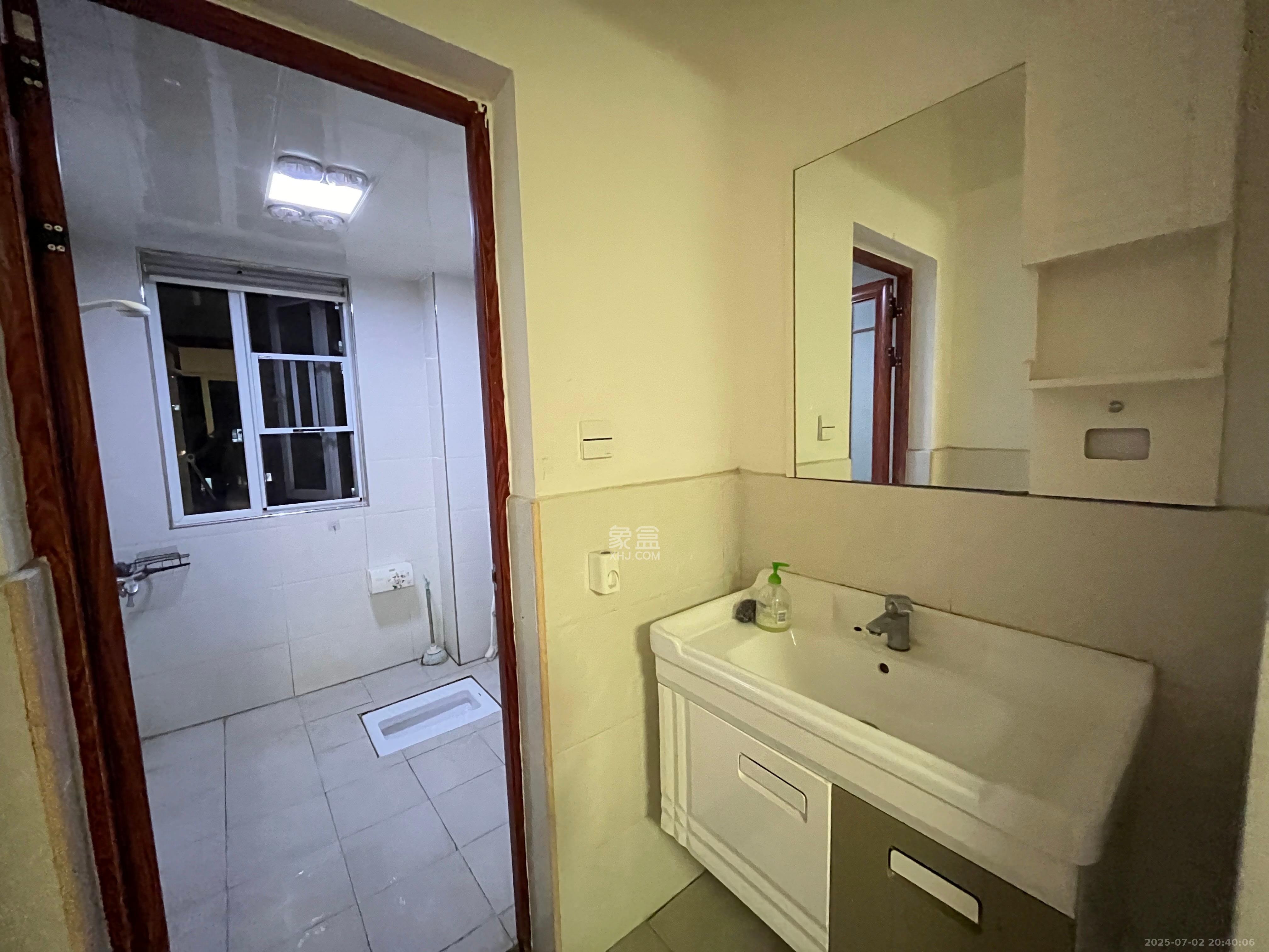 荣盛花语城 4室2厅2卫 2000.0元/月 荣盛花语城 4室2厅2卫 2000.0元/月室内图