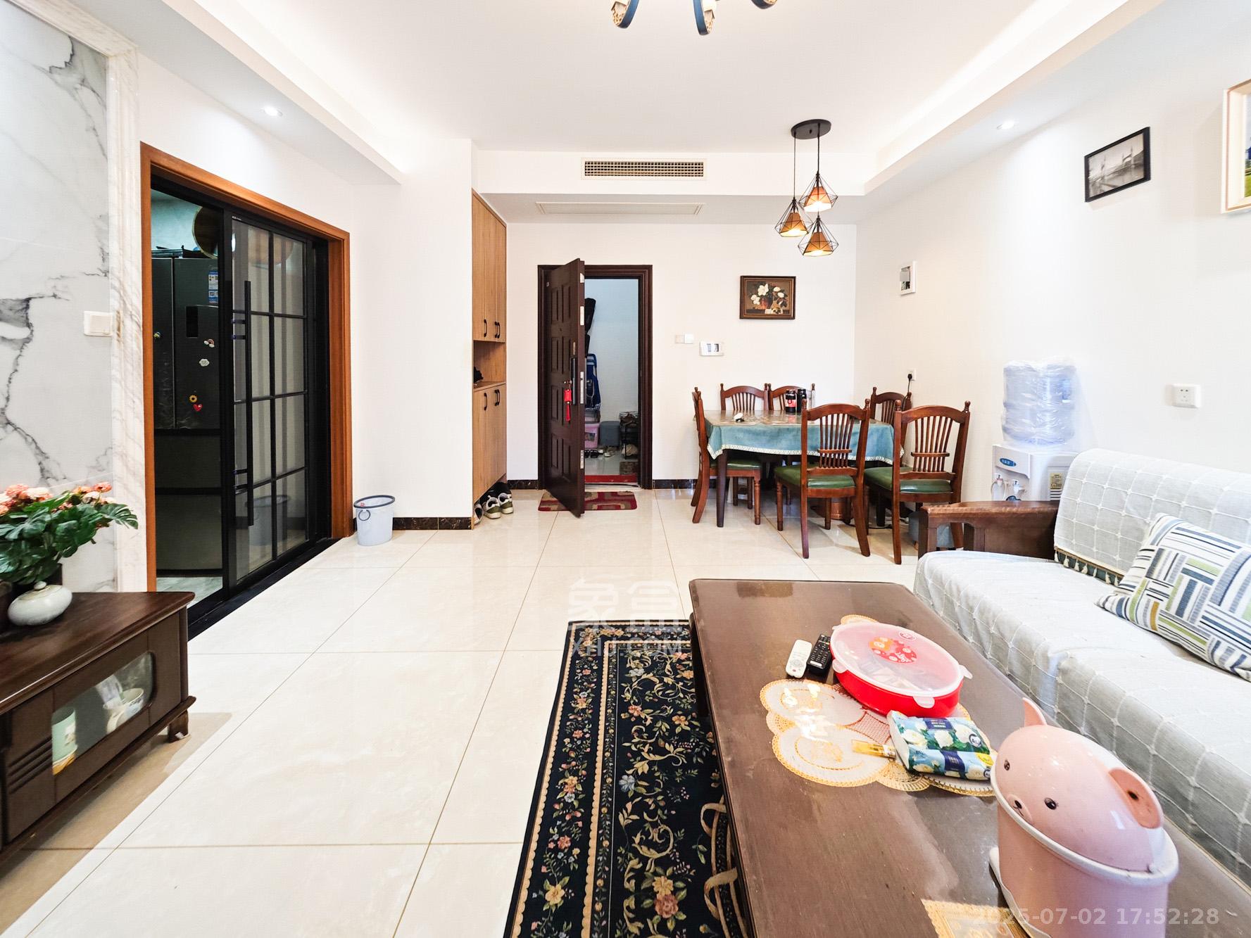 绿地海外滩一期 3室2厅1卫 58.0万 绿地海外滩一期 3室2厅1卫 58.0万客厅