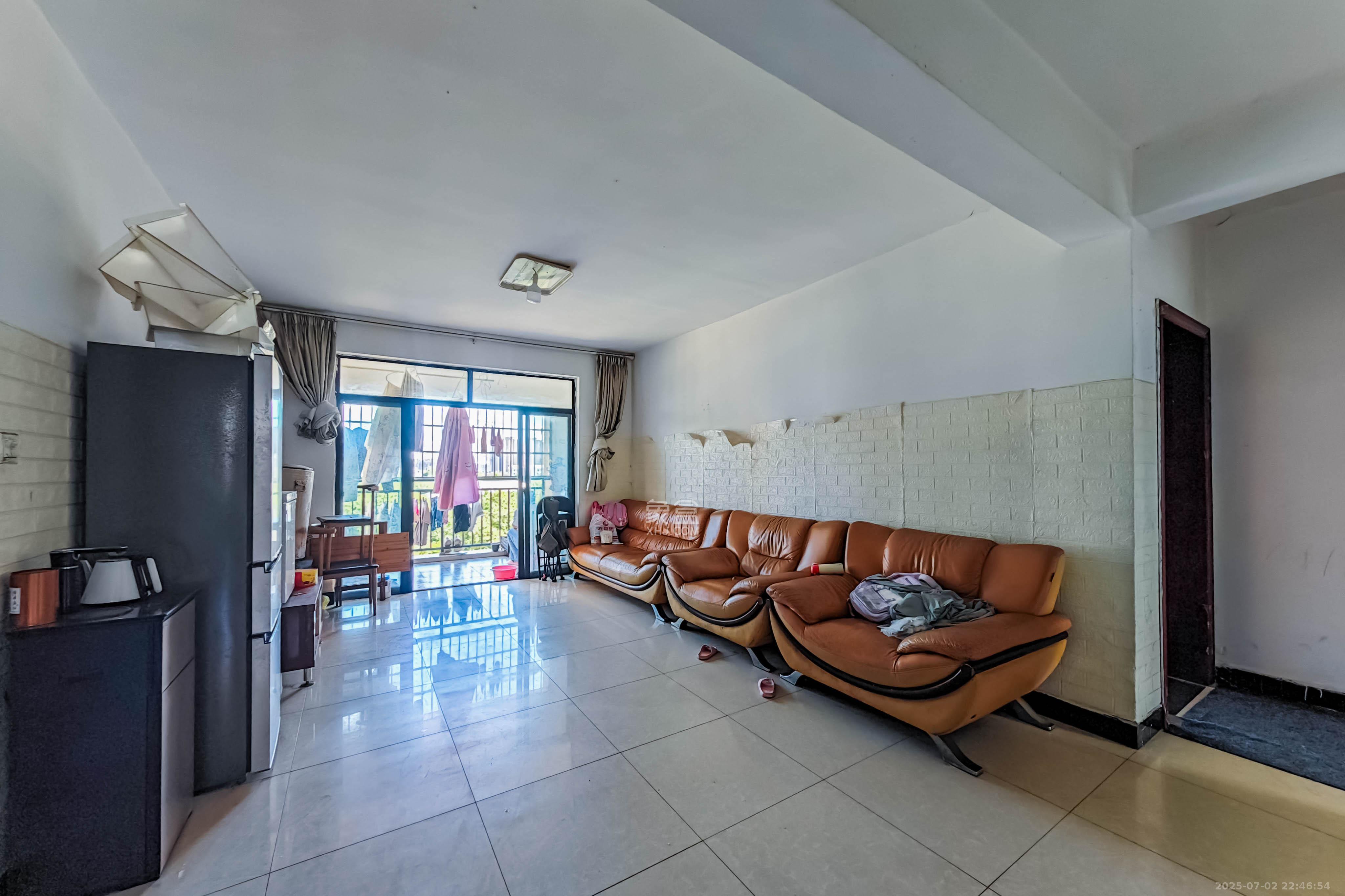 优山美地  4室2厅2卫    95.0万客厅