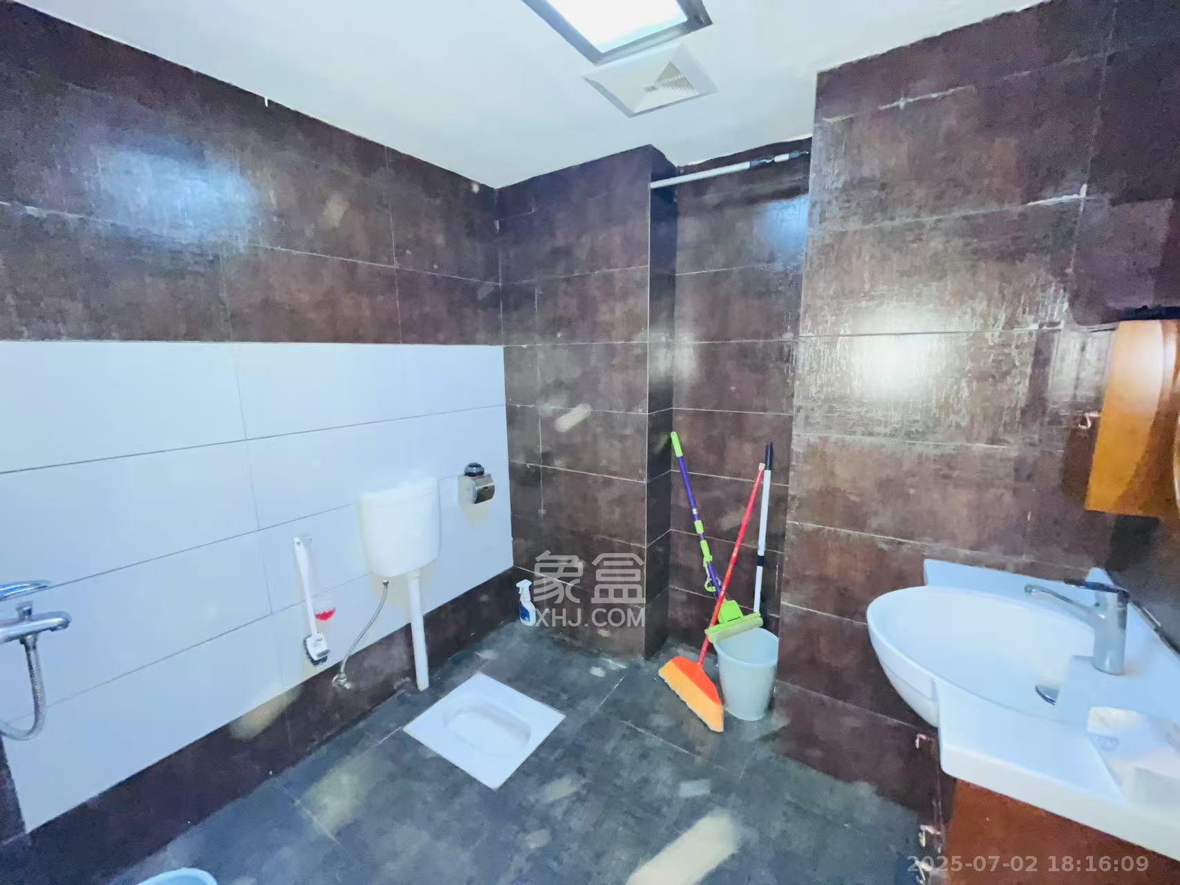 摩天一号  2室1厅1卫    2400.0元/月 摩天一号  2室1厅1卫    2400.0元/月