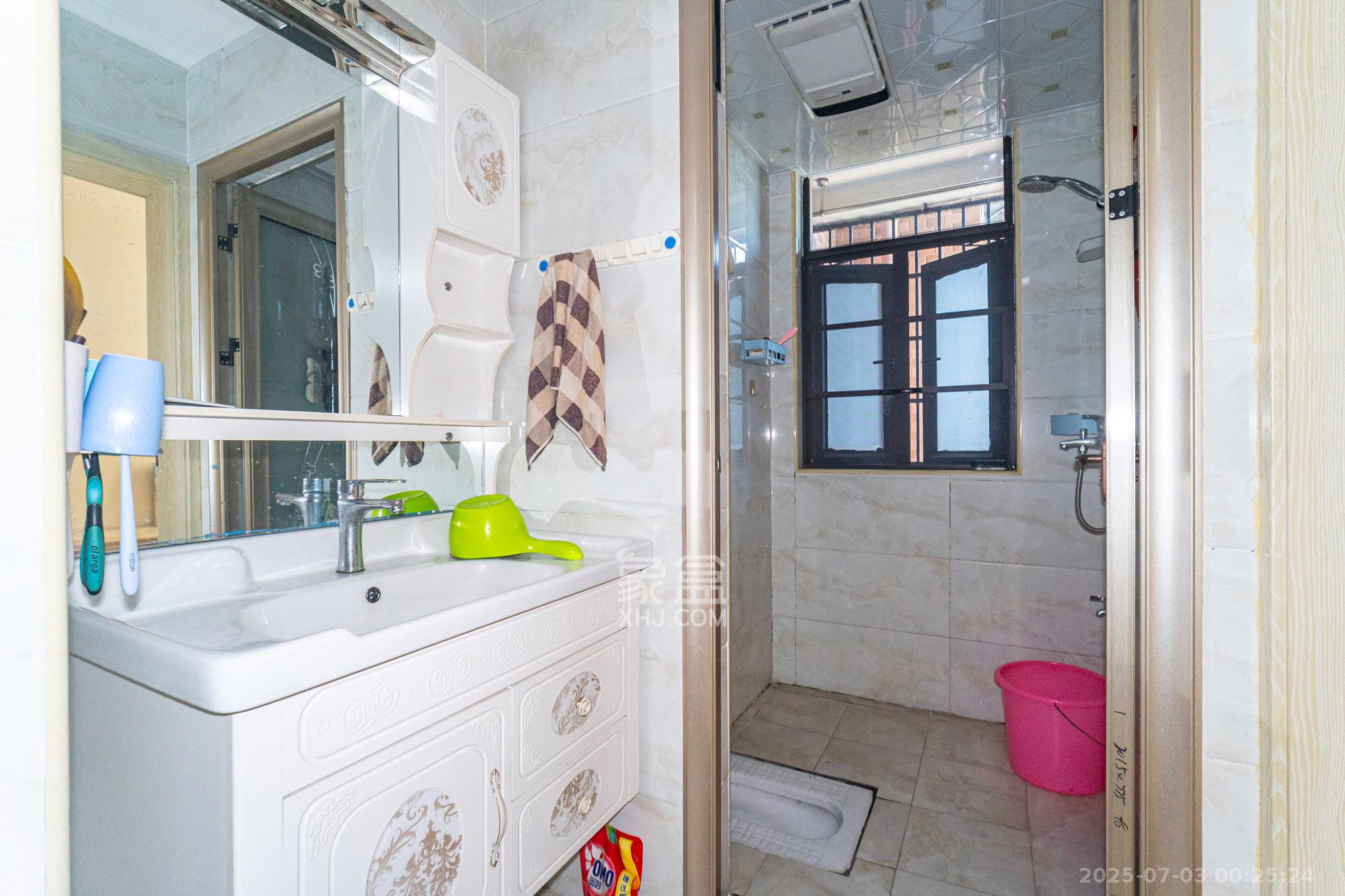 康桥长郡 3室2厅1卫 59.0万 康桥长郡 3室2厅1卫 59.0万卫生间