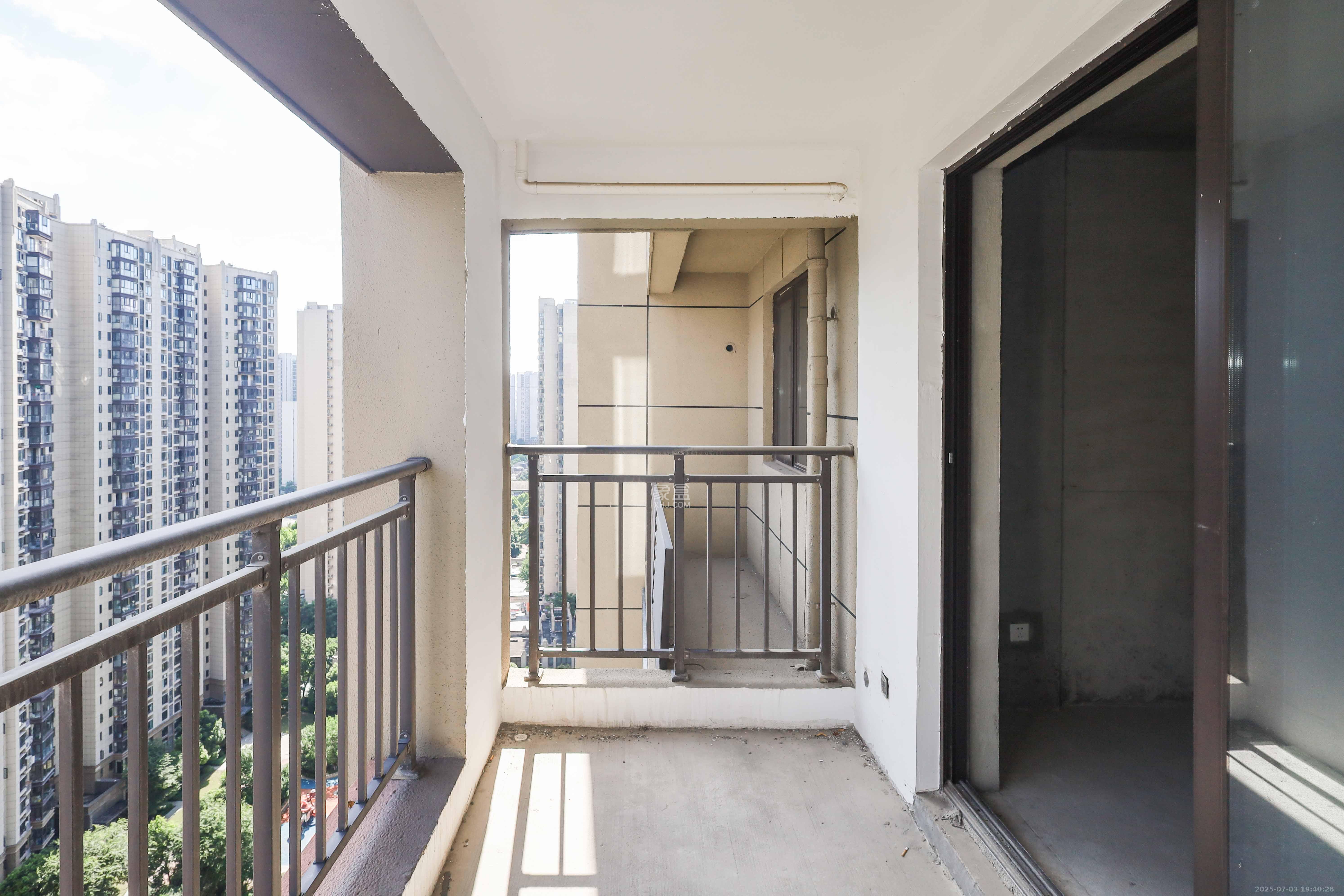 中国铁建梅溪青秀三期  4室2厅2卫   173.00万阳台