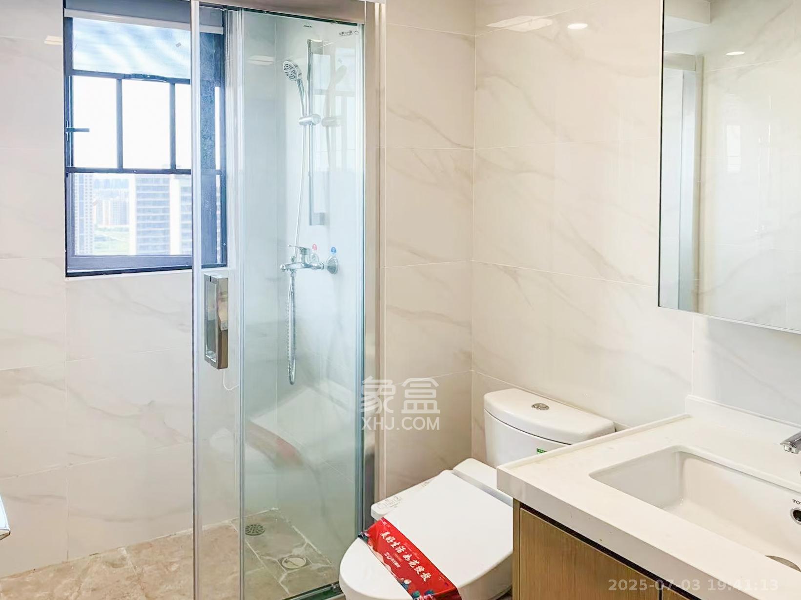 招商华发依云曦城  3室2厅2卫   130.00万卫生间