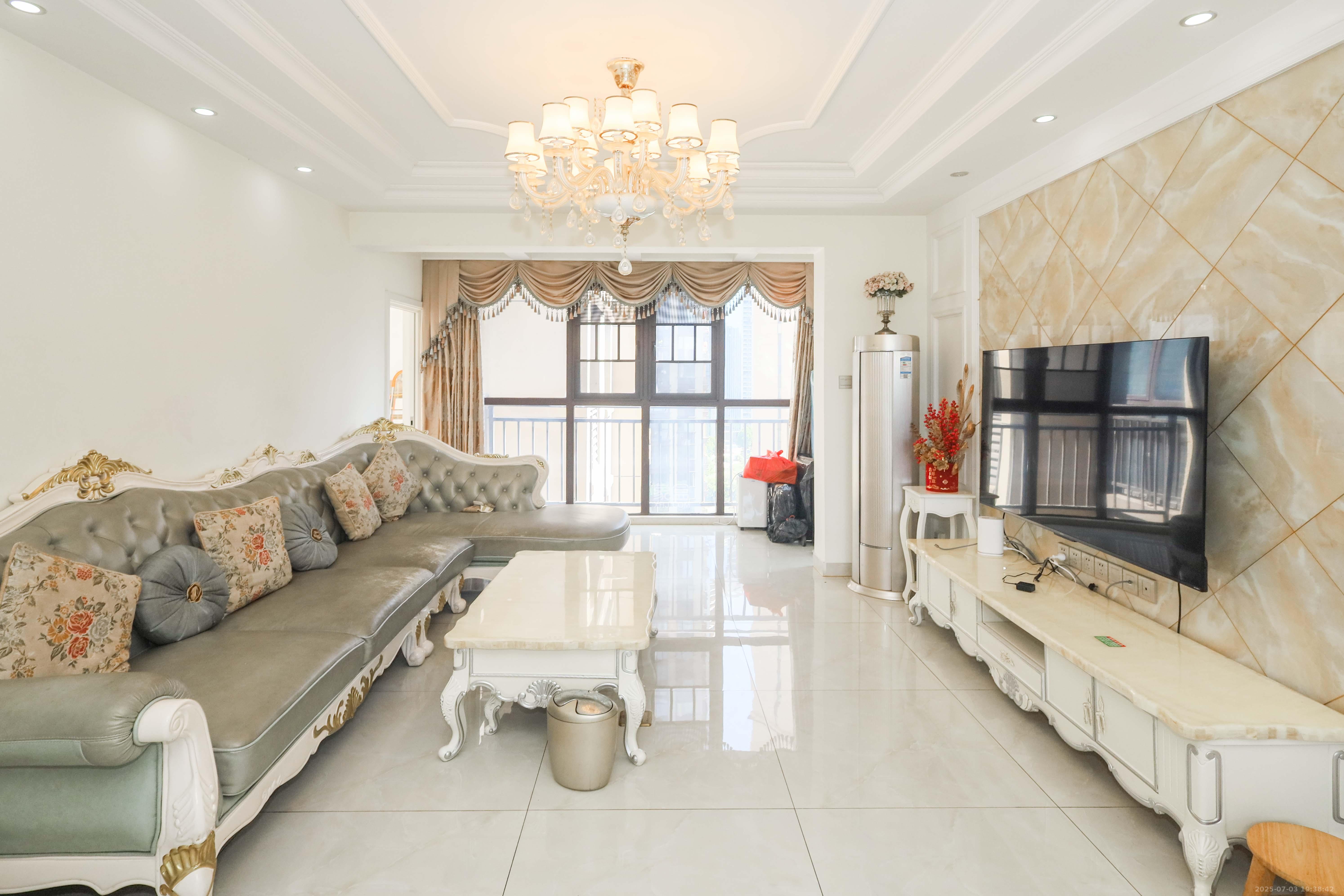 和泓梅溪四季  4室2厅2卫    180.0万 和泓梅溪四季  4室2厅2卫    180.0万客厅