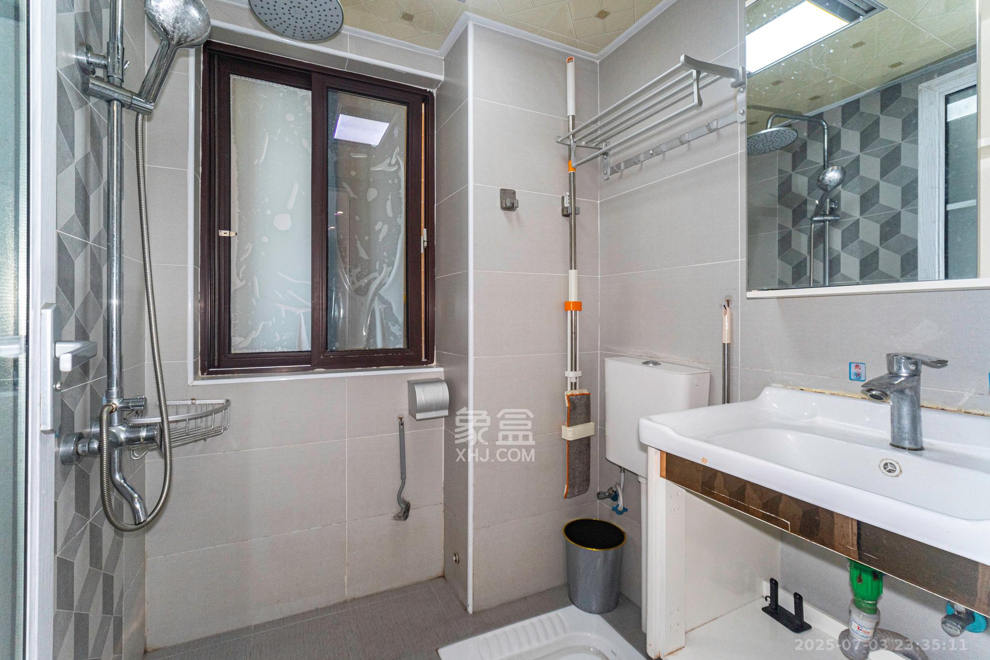 东方美地  3室2厅2卫   85.00万卫生间