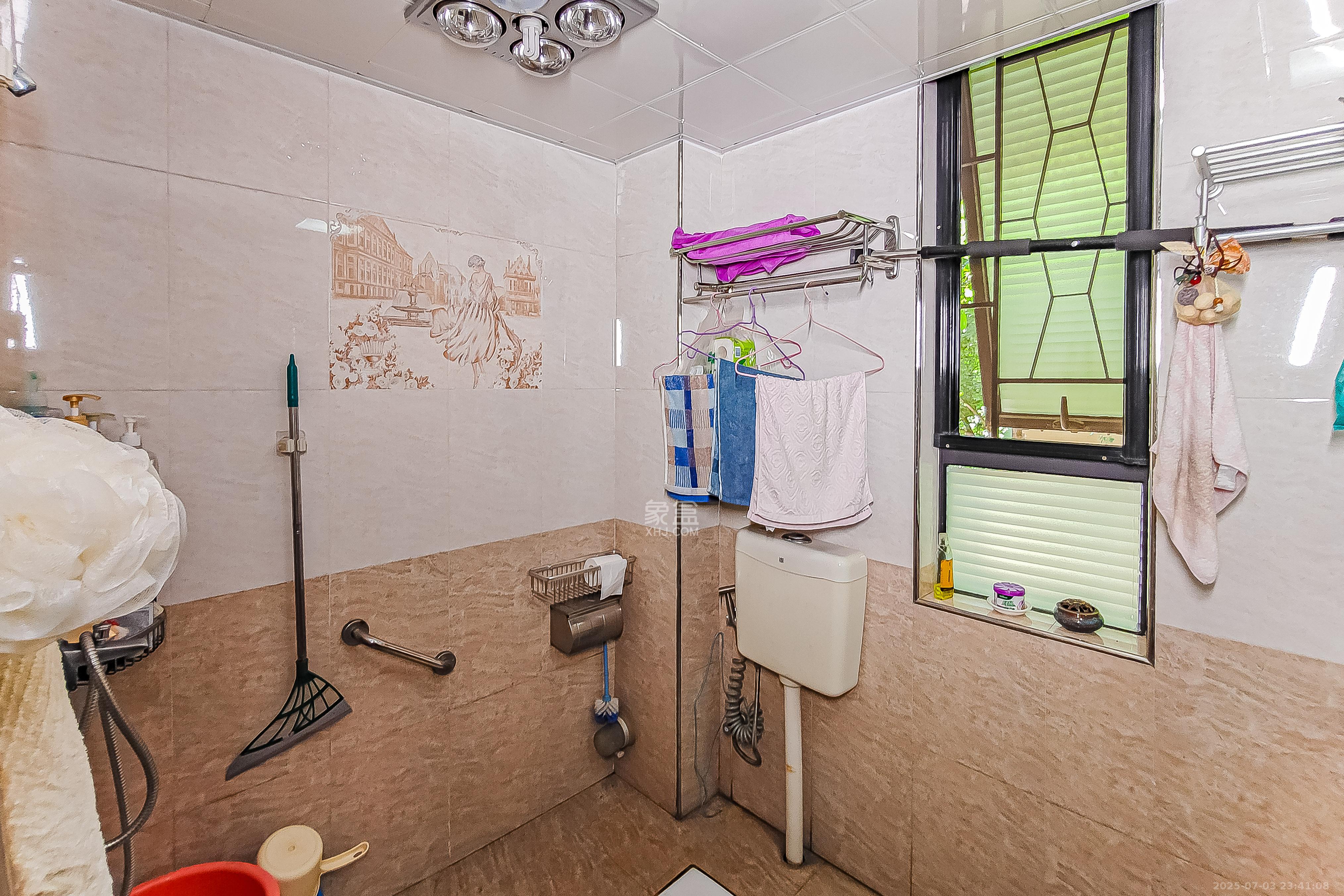 华润凤凰城一期 4室2厅2卫 100.0万 华润凤凰城一期 4室2厅2卫 100.0万卫生间