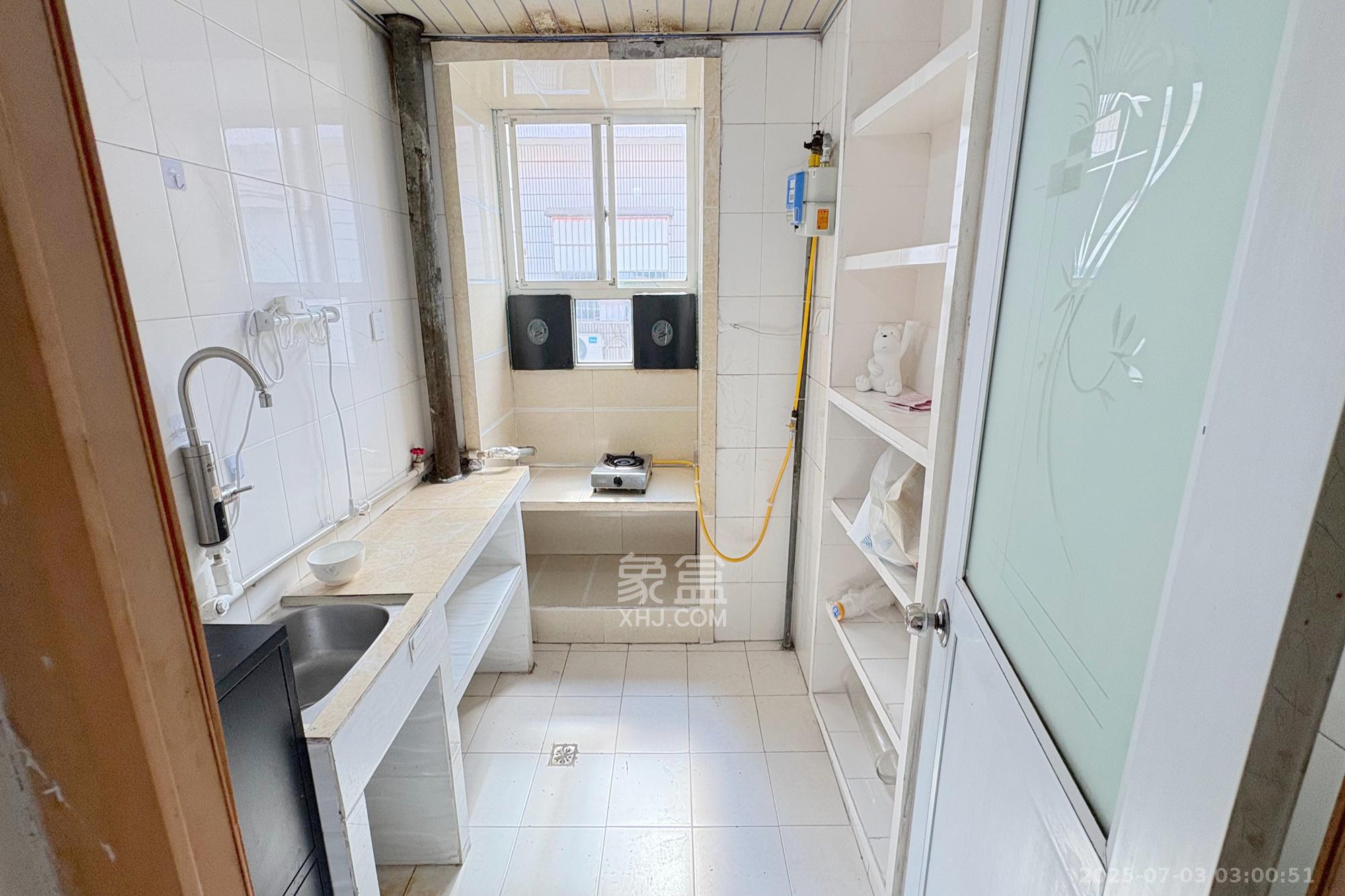 竹园公寓  2室2厅1卫    56.0万 竹园公寓  2室2厅1卫    56.0万厨房