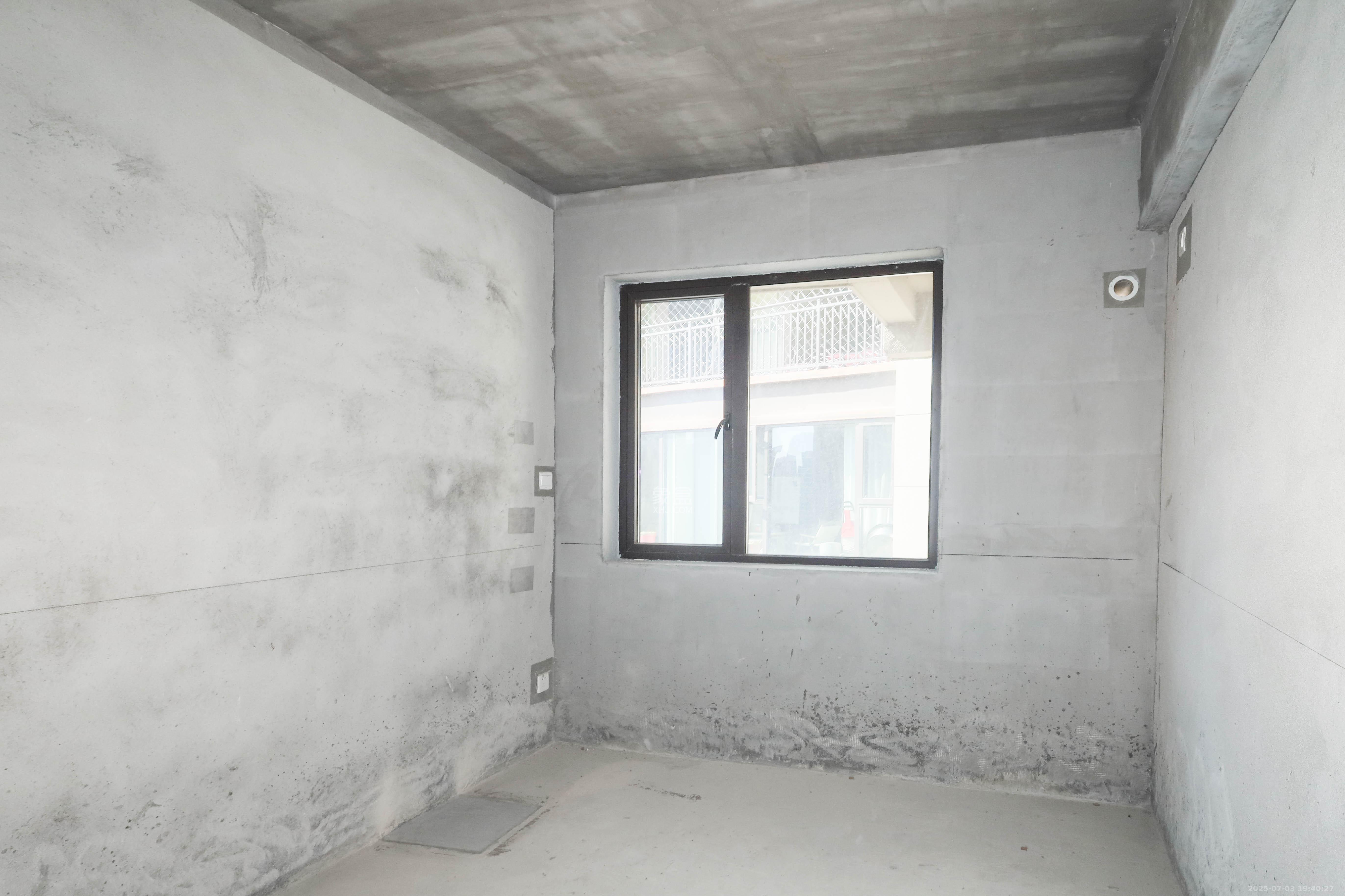 中国铁建梅溪青秀三期  4室2厅2卫   173.00万卧室