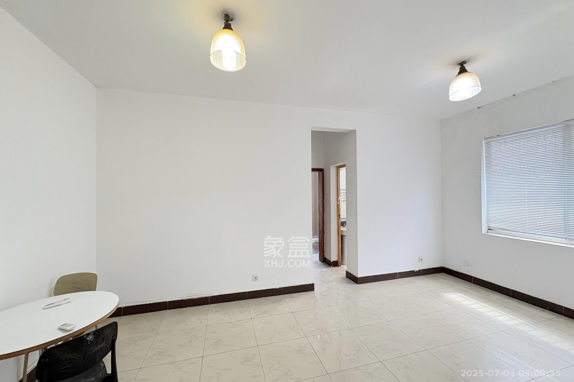 竹园公寓  2室2厅1卫    56.0万 竹园公寓  2室2厅1卫    56.0万客厅