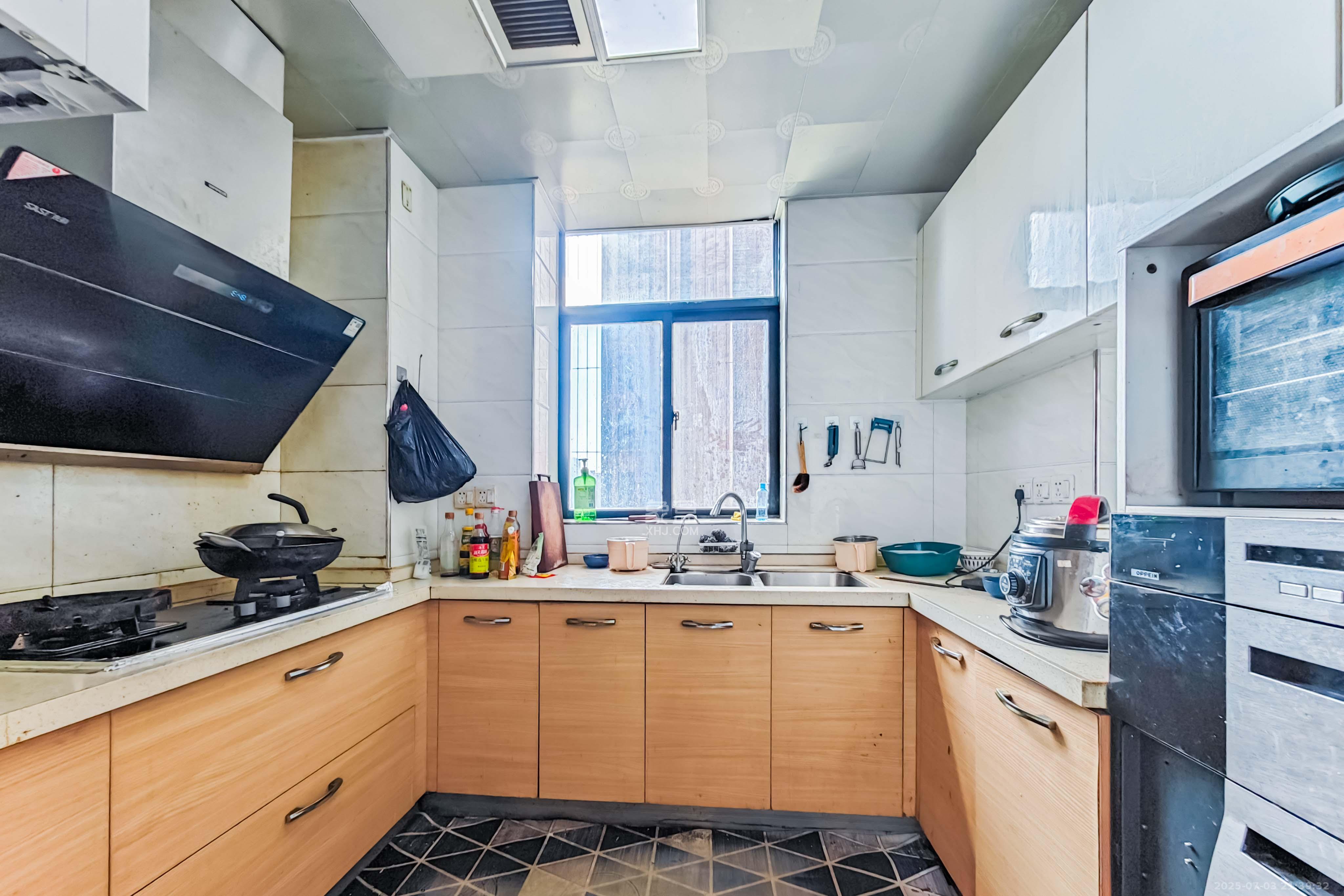 海拔东方 4室2厅2卫 92.0万 海拔东方 4室2厅2卫 92.0万厨房