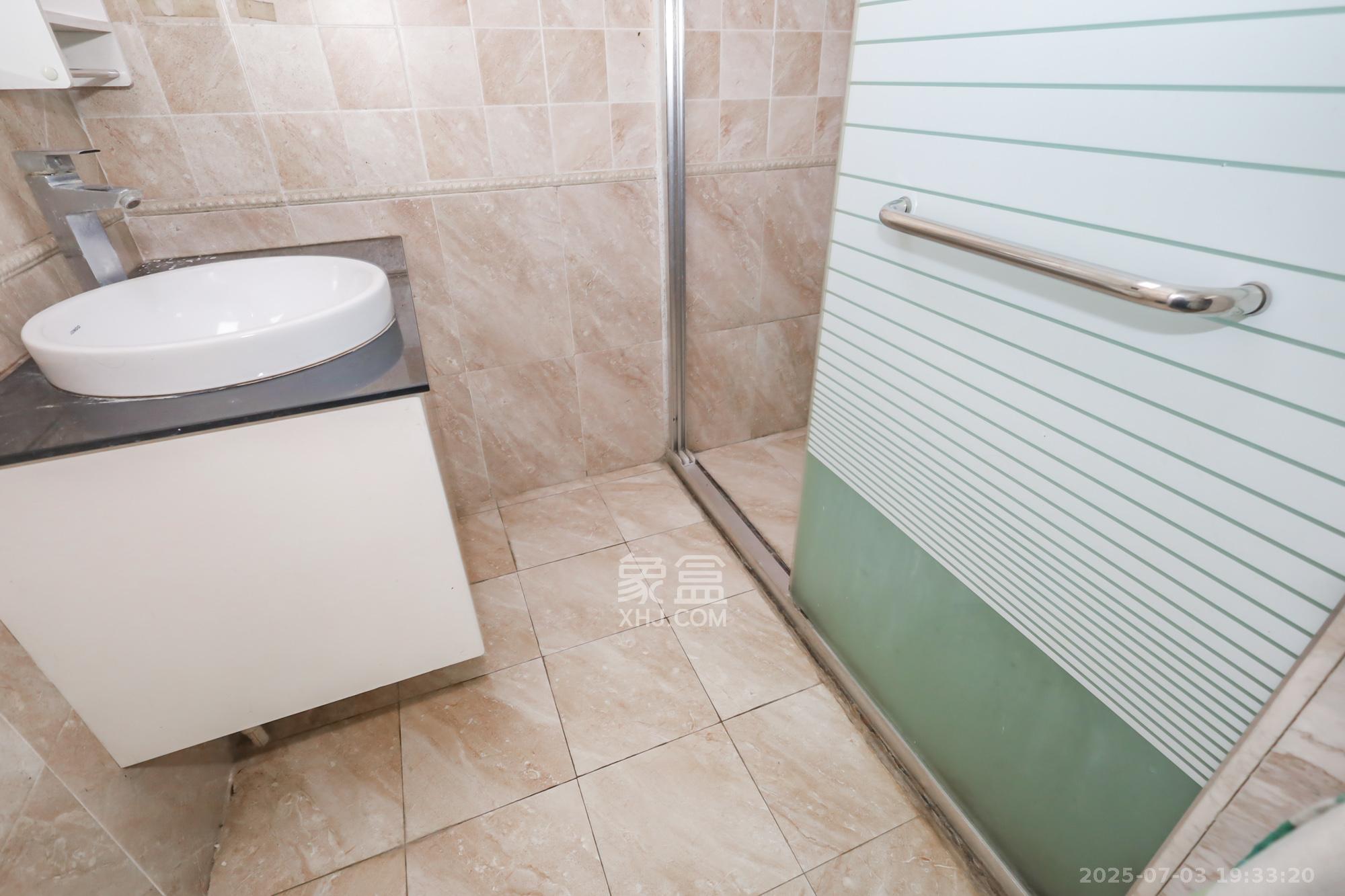 世茂铂翠湾二期 3室2厅2卫 288.0万 世茂铂翠湾二期 3室2厅2卫 288.0万卫生间