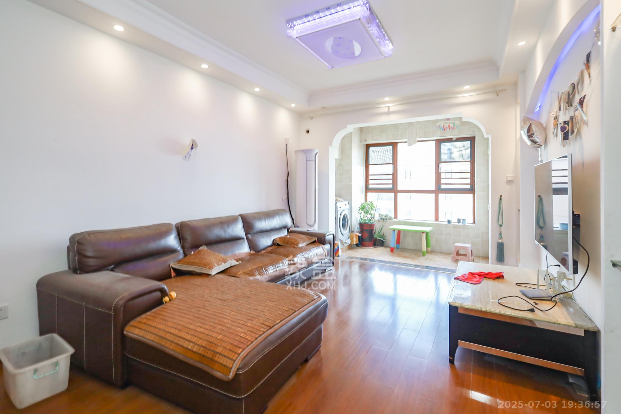 兰亭都荟(璟峰苑) 3室2厅1卫 112.0万 兰亭都荟(璟峰苑) 3室2厅1卫 112.0万客厅