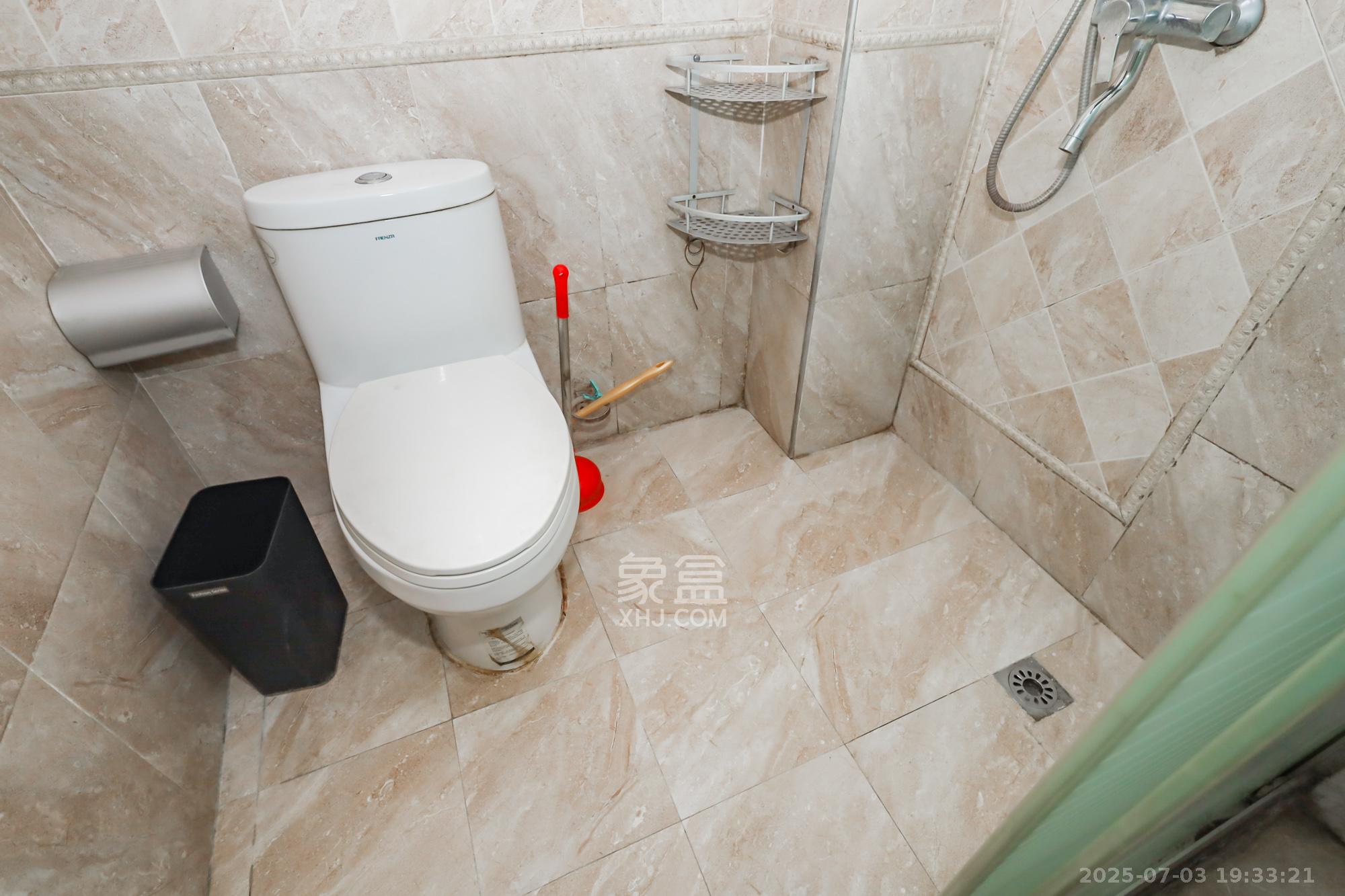 世茂铂翠湾二期 3室2厅2卫 288.0万 世茂铂翠湾二期 3室2厅2卫 288.0万卫生间