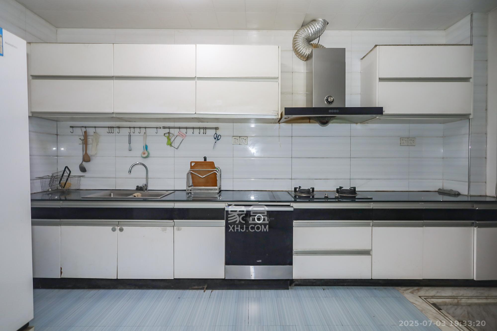 世茂铂翠湾二期 3室2厅2卫 288.0万 世茂铂翠湾二期 3室2厅2卫 288.0万厨房