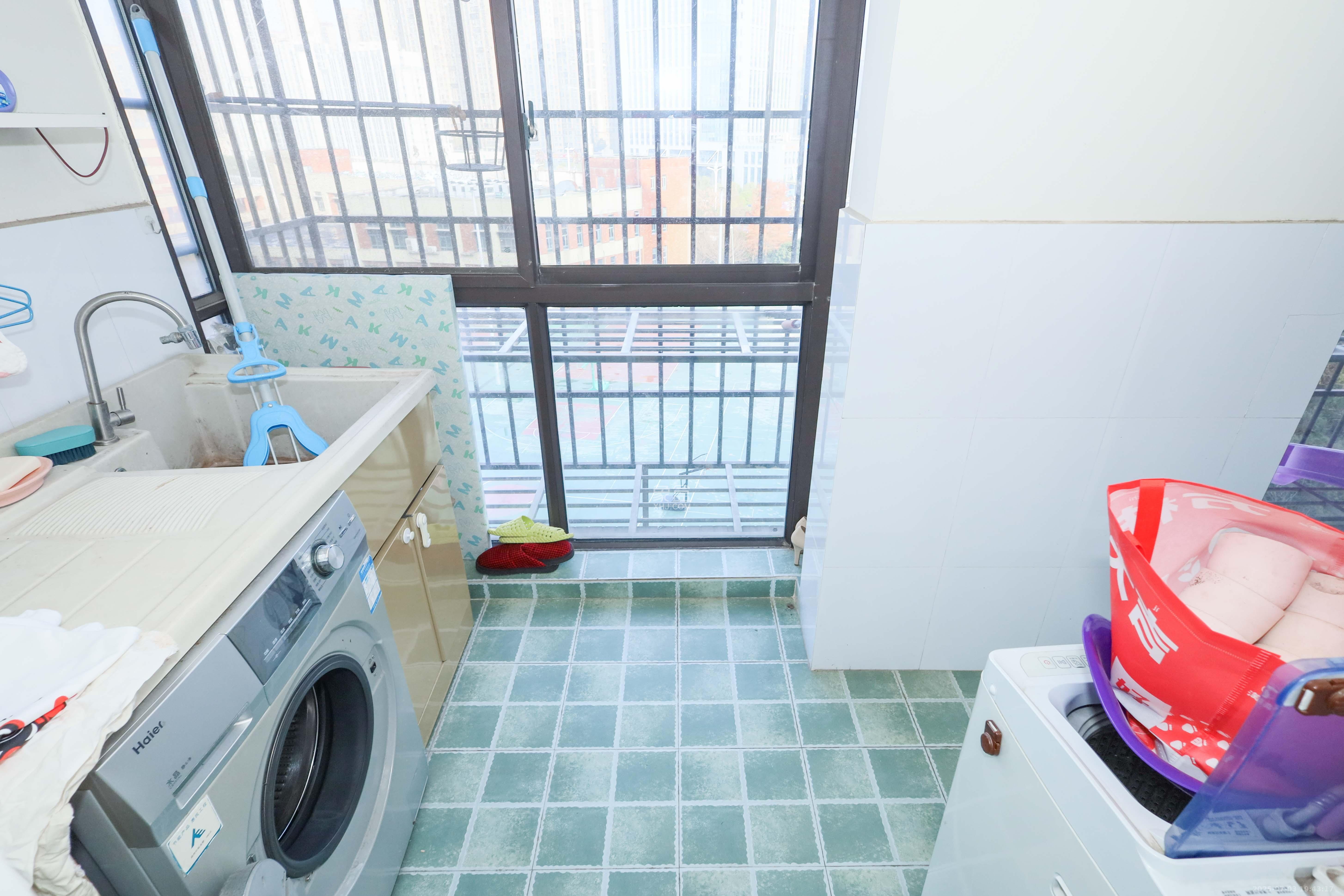 保利麓谷林语D区  3室2厅1卫    89.0万 保利麓谷林语D区  3室2厅1卫    89.0万阳台