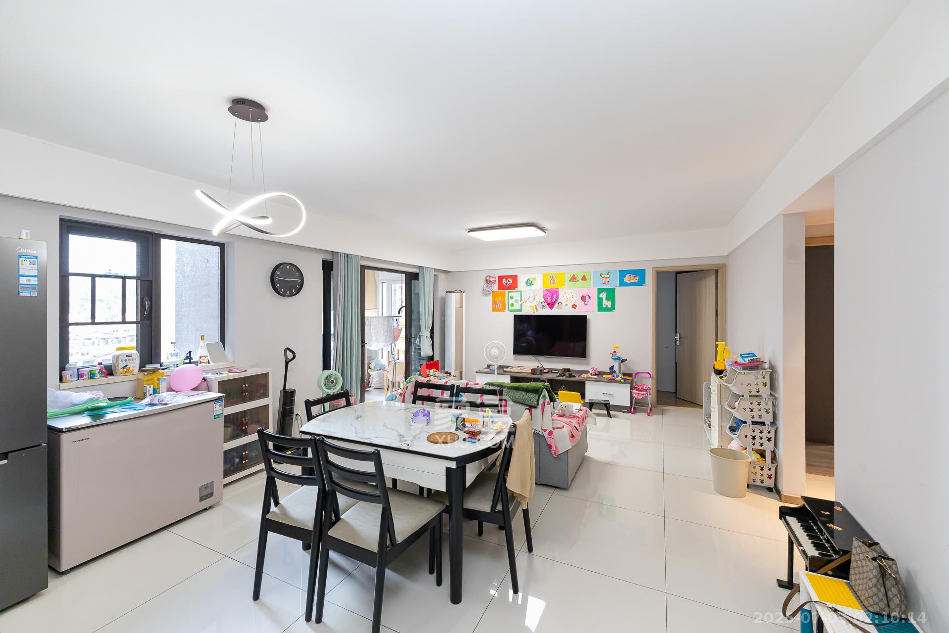 时代倾城五期 1室0厅0卫 93.0万 时代倾城五期 1室0厅0卫 93.0万客厅