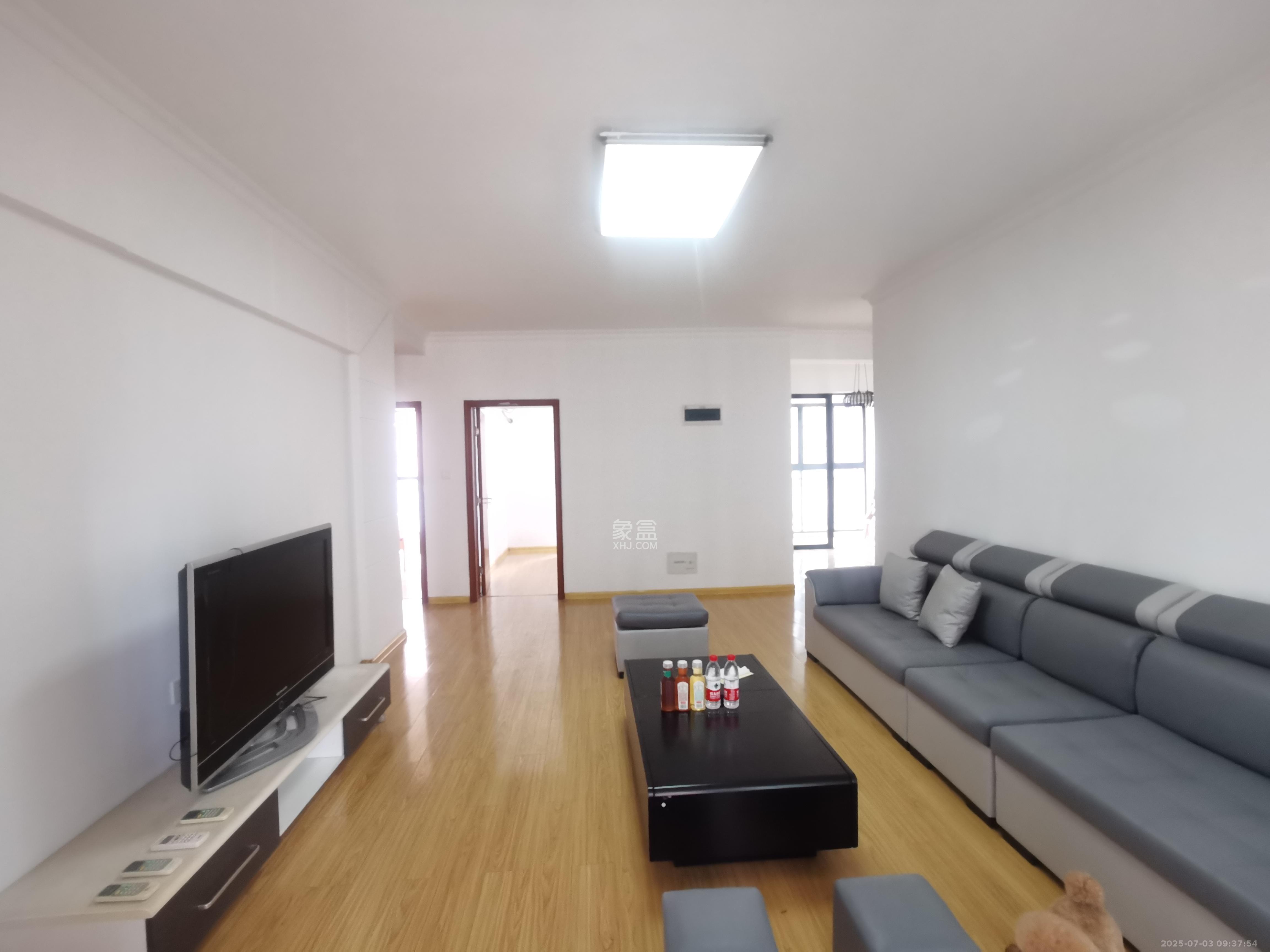 三一街区  3室2厅2卫   1900.00元/月