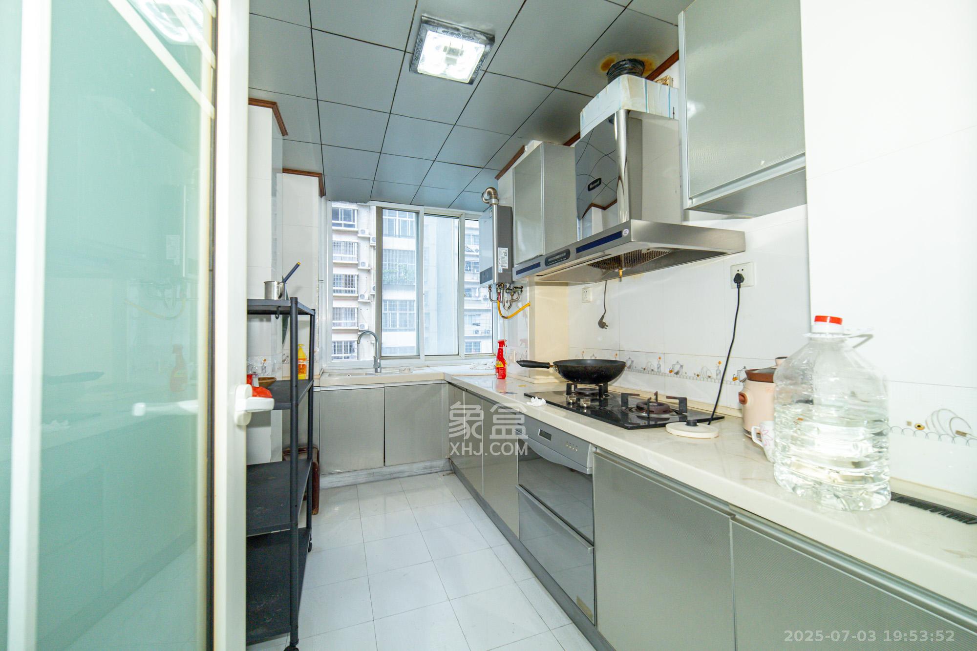 楚天家园 3室2厅2卫 58.5万 楚天家园 3室2厅2卫 58.5万厨房