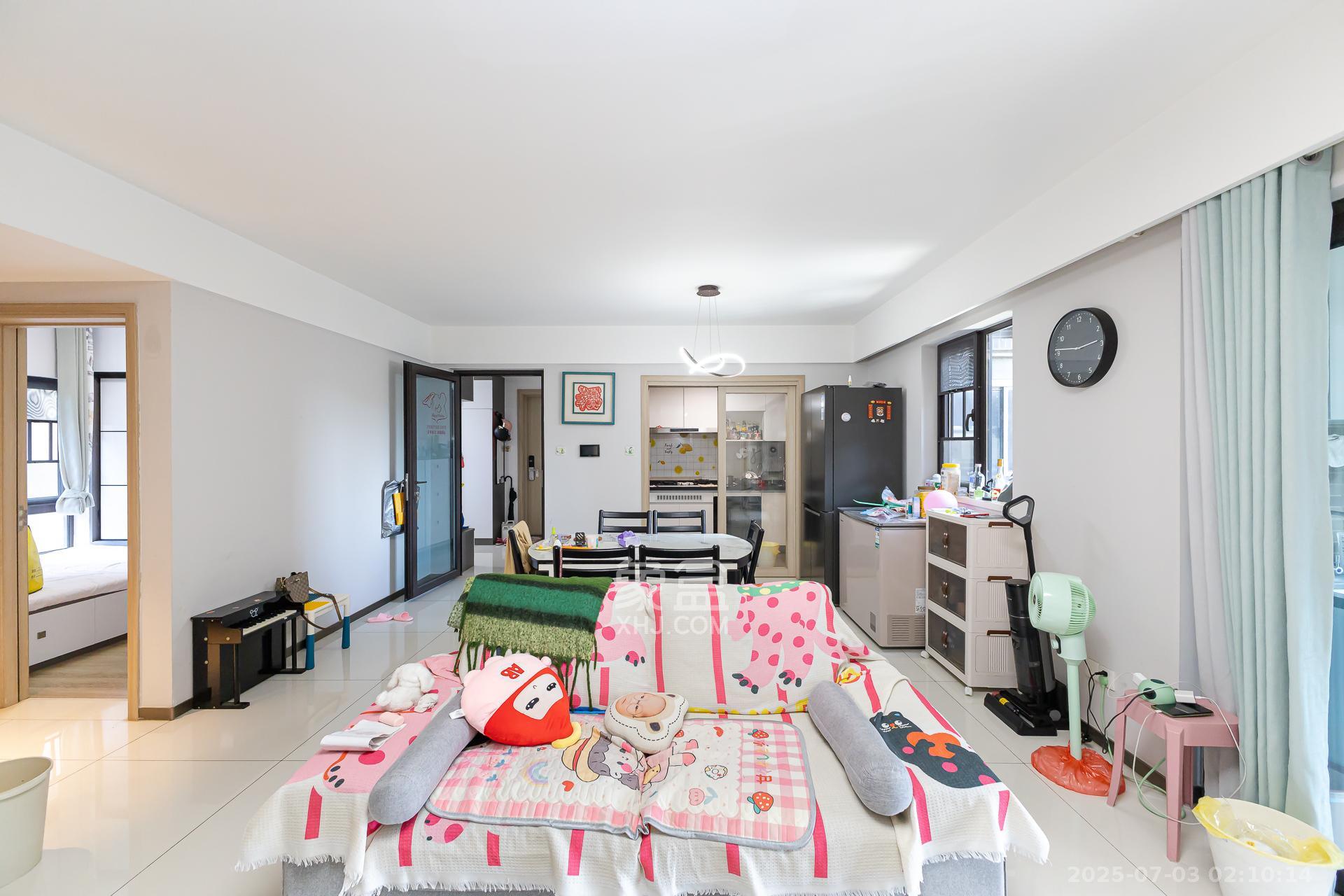 时代倾城五期 1室0厅0卫 93.0万 时代倾城五期 1室0厅0卫 93.0万客厅