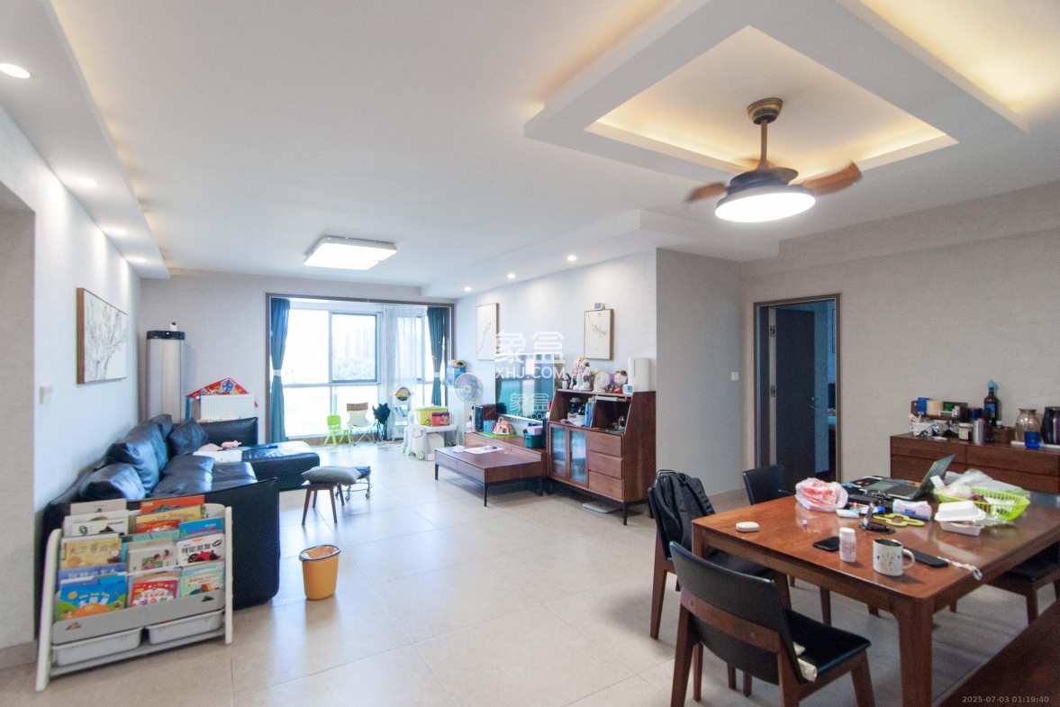 湘麓国际  4室2厅2卫    130.0万 湘麓国际  4室2厅2卫    130.0万客厅