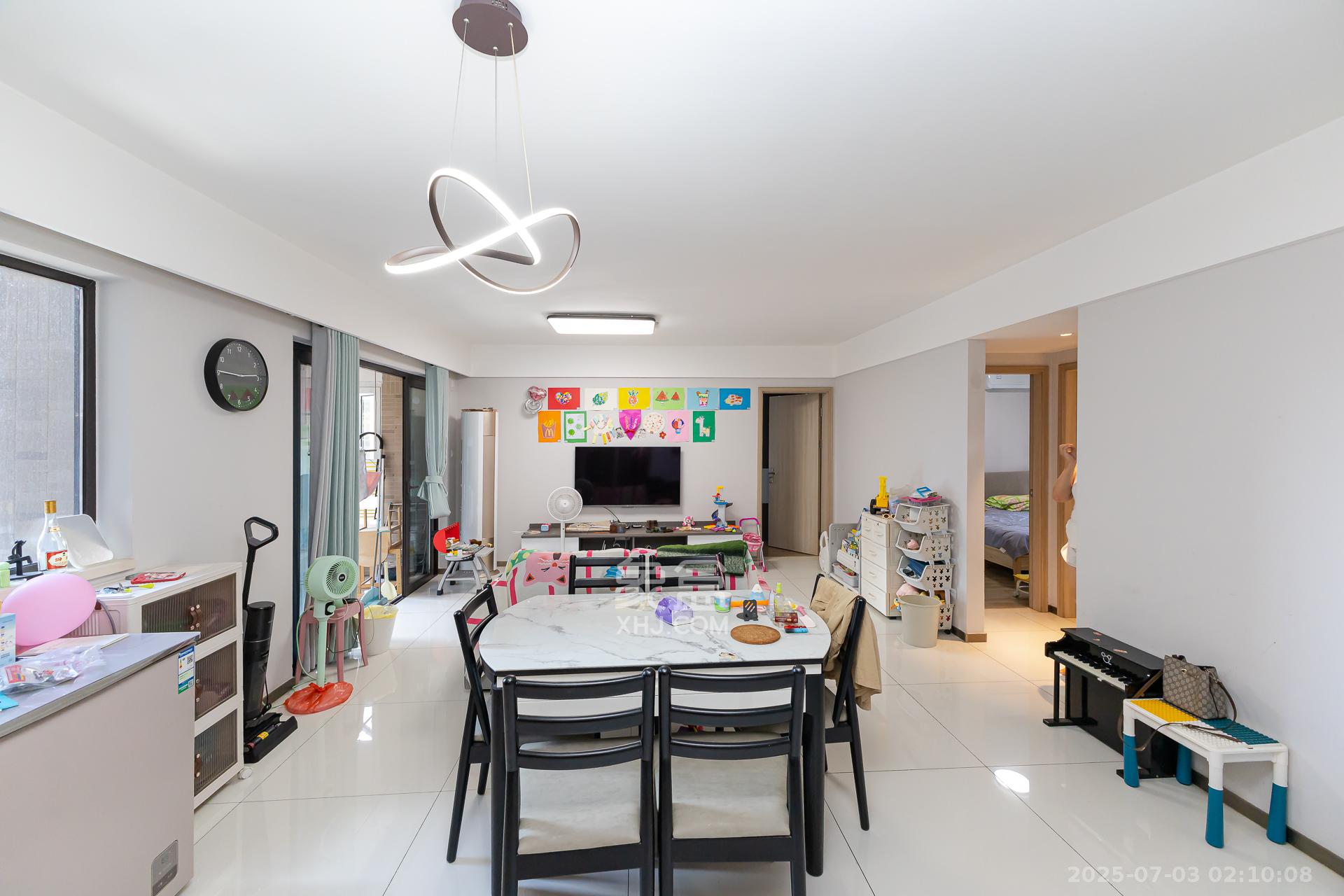 时代倾城五期 1室0厅0卫 93.0万 时代倾城五期 1室0厅0卫 93.0万客厅