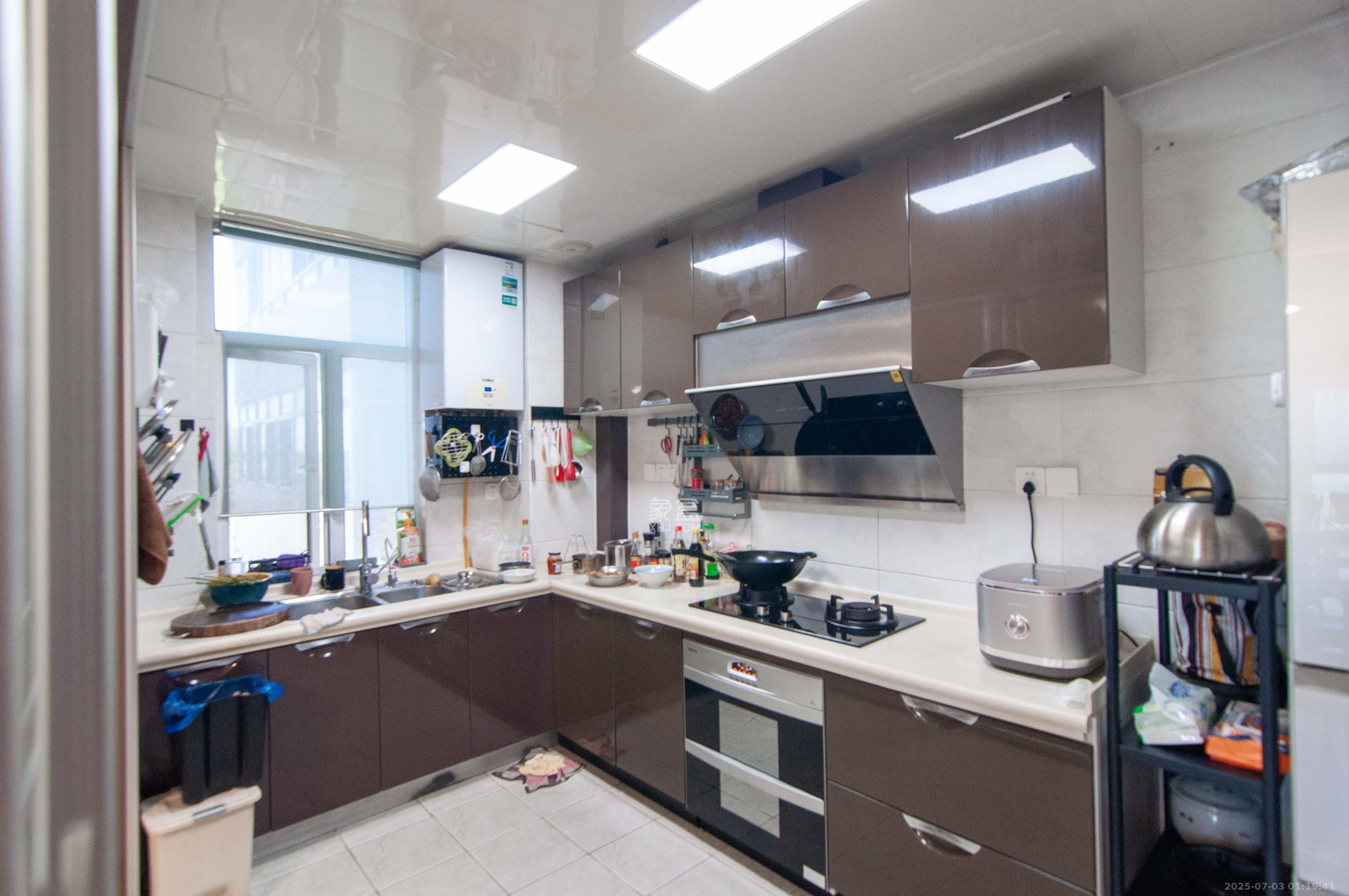 湘麓国际  4室2厅2卫    130.0万 湘麓国际  4室2厅2卫    130.0万厨房