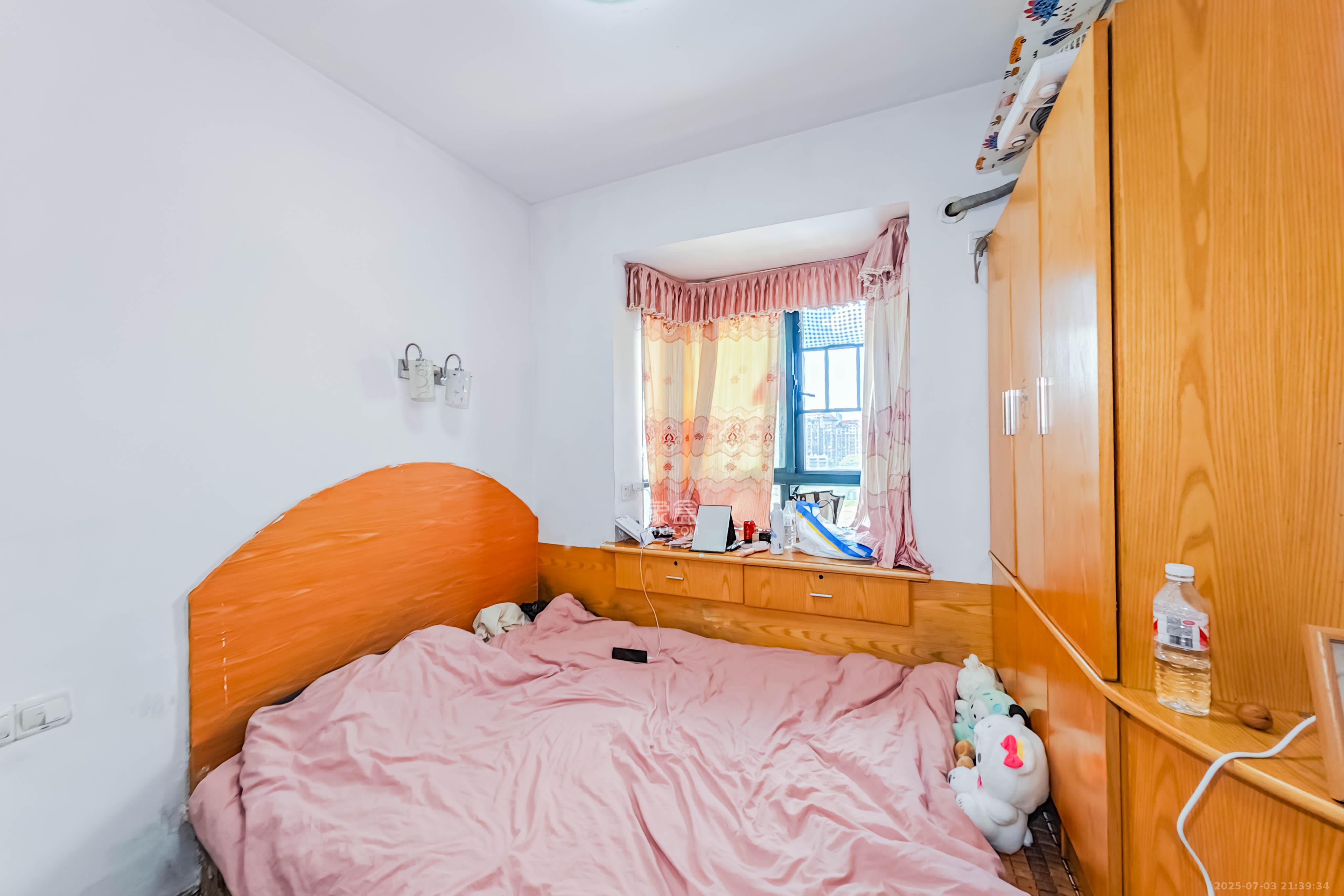 海拔东方 4室2厅2卫 92.0万 海拔东方 4室2厅2卫 92.0万卧室