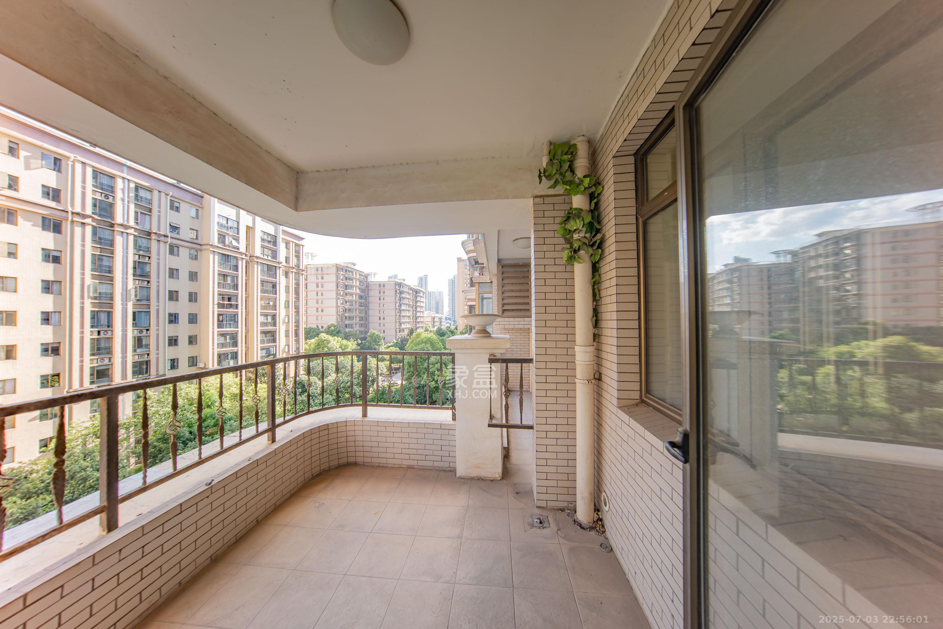 江山帝景雅典 5室2厅2卫 146.0万 江山帝景雅典 5室2厅2卫 146.0万阳台