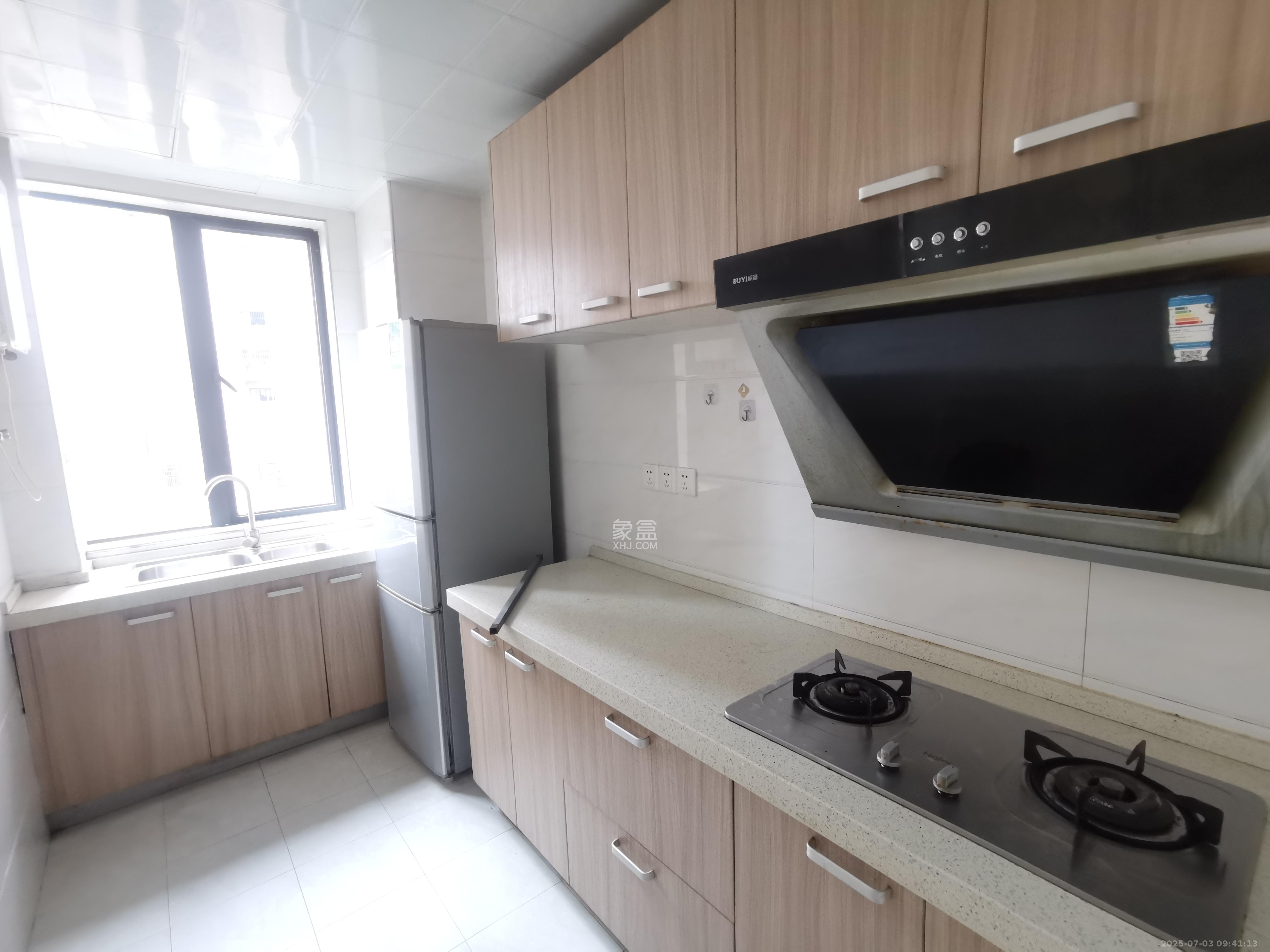 三一街区  3室2厅2卫   1900.00元/月室内图