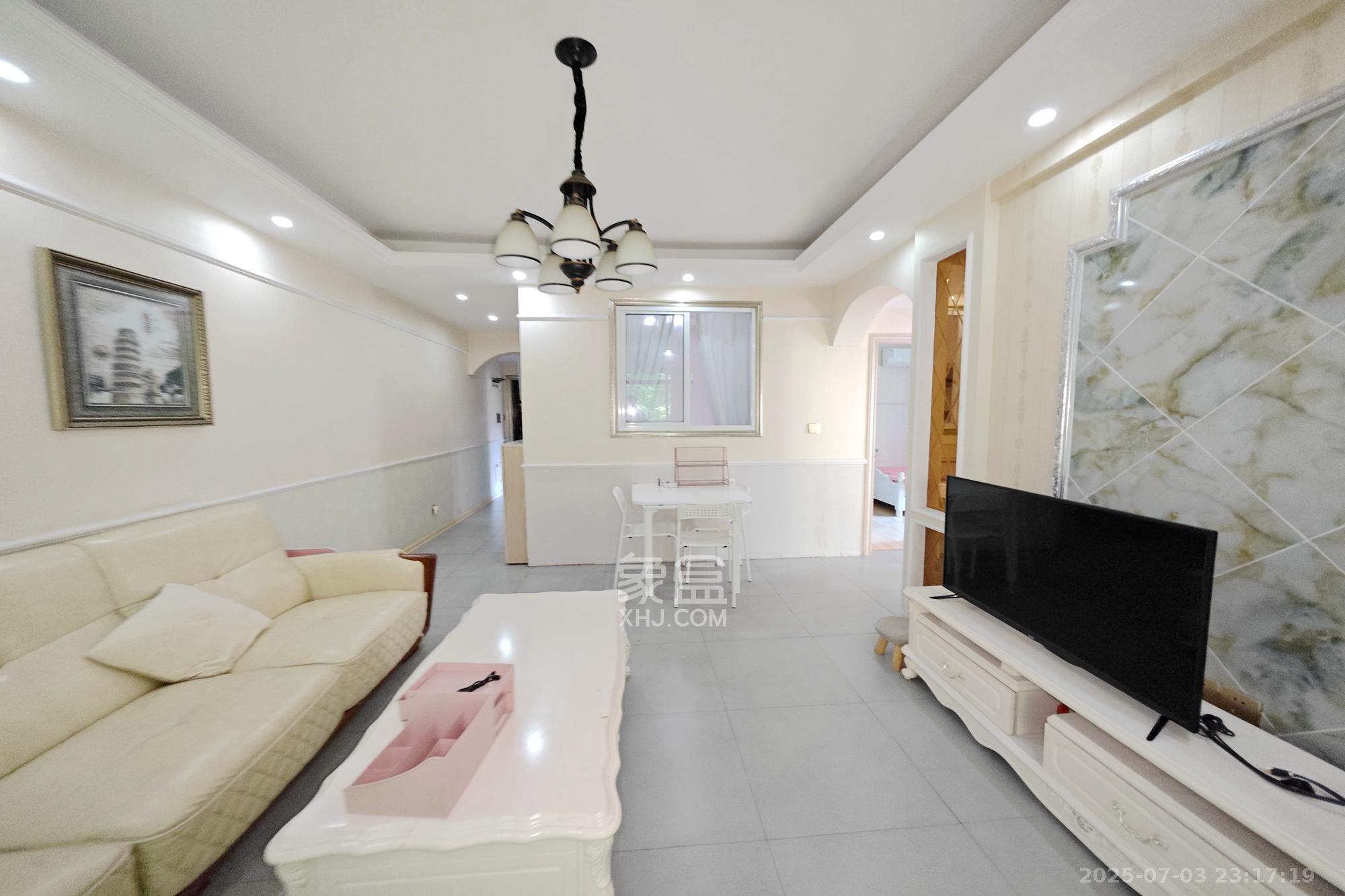 新城新世界一二三期 2室2厅1卫 93.0万 新城新世界一二三期 2室2厅1卫 93.0万客厅