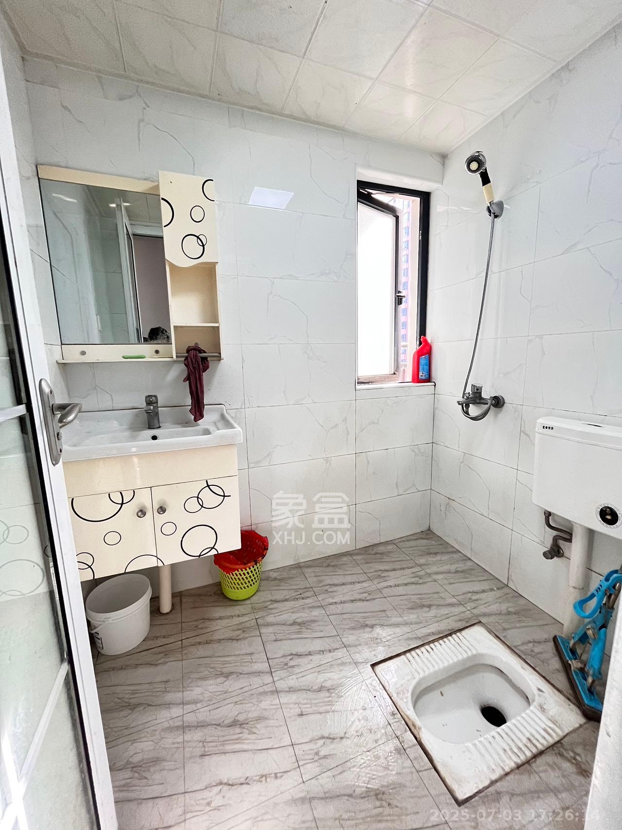 恒生碧水龙庭  3室2厅2卫   2200.00元/月室内图