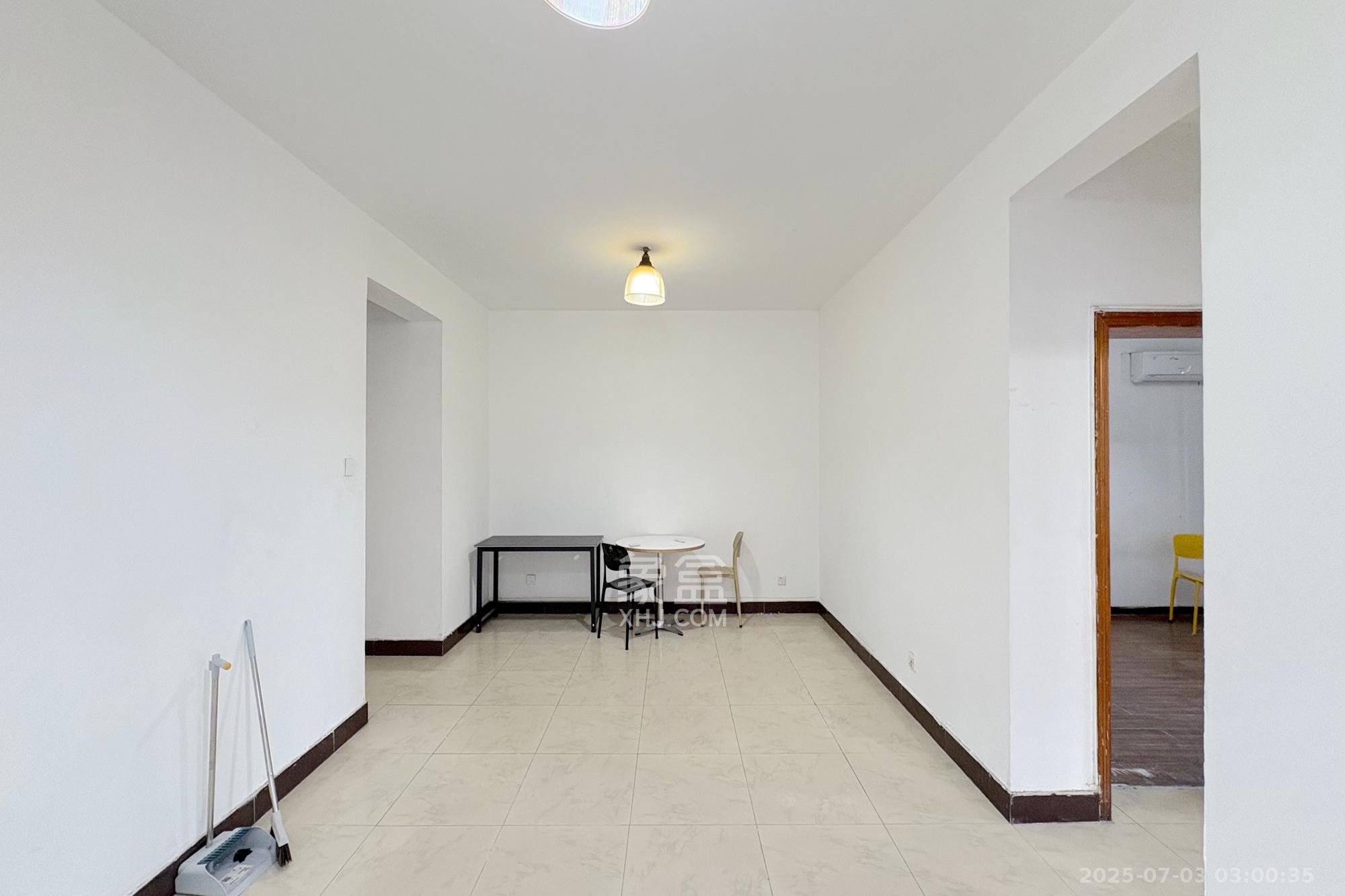 竹园公寓  2室2厅1卫    56.0万 竹园公寓  2室2厅1卫    56.0万客厅