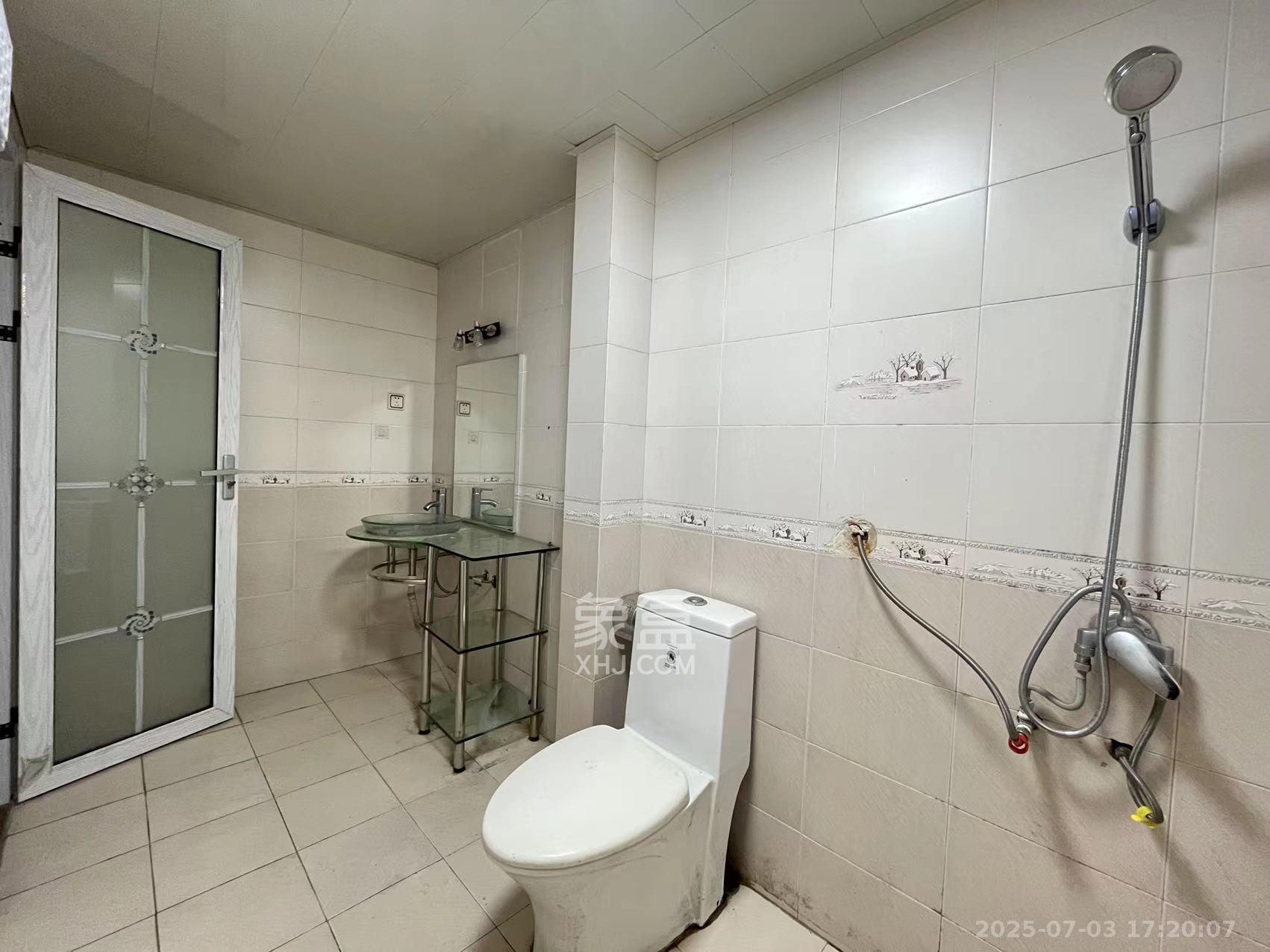 恩瑞麓山名园(龙王港小区) 3室2厅2卫 2500.0元/月 恩瑞麓山名园(龙王港小区) 3室2厅2卫 2500.0元/月室内图