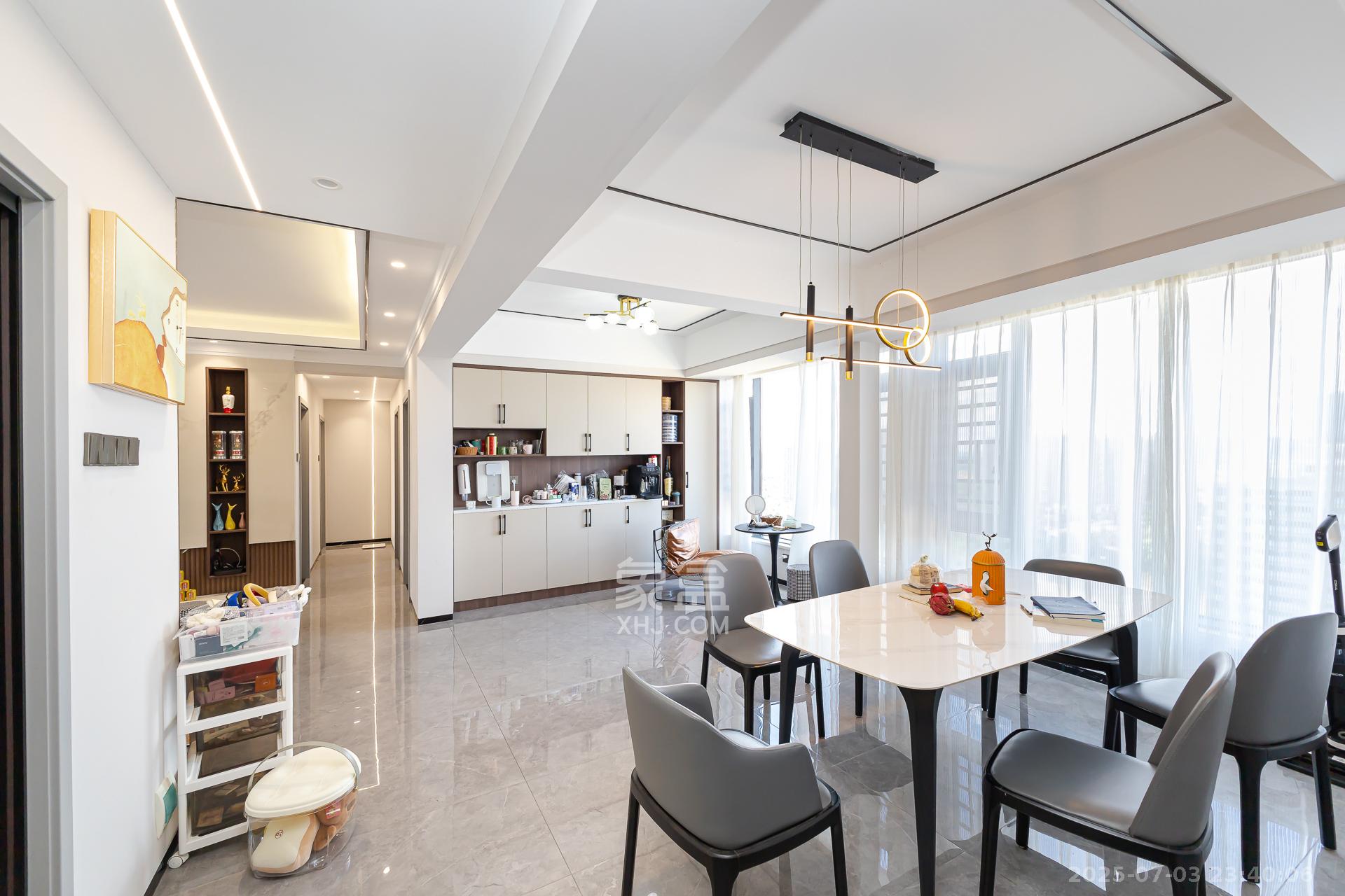 勤诚达新界 4室2厅2卫 98.0万 勤诚达新界 4室2厅2卫 98.0万客厅