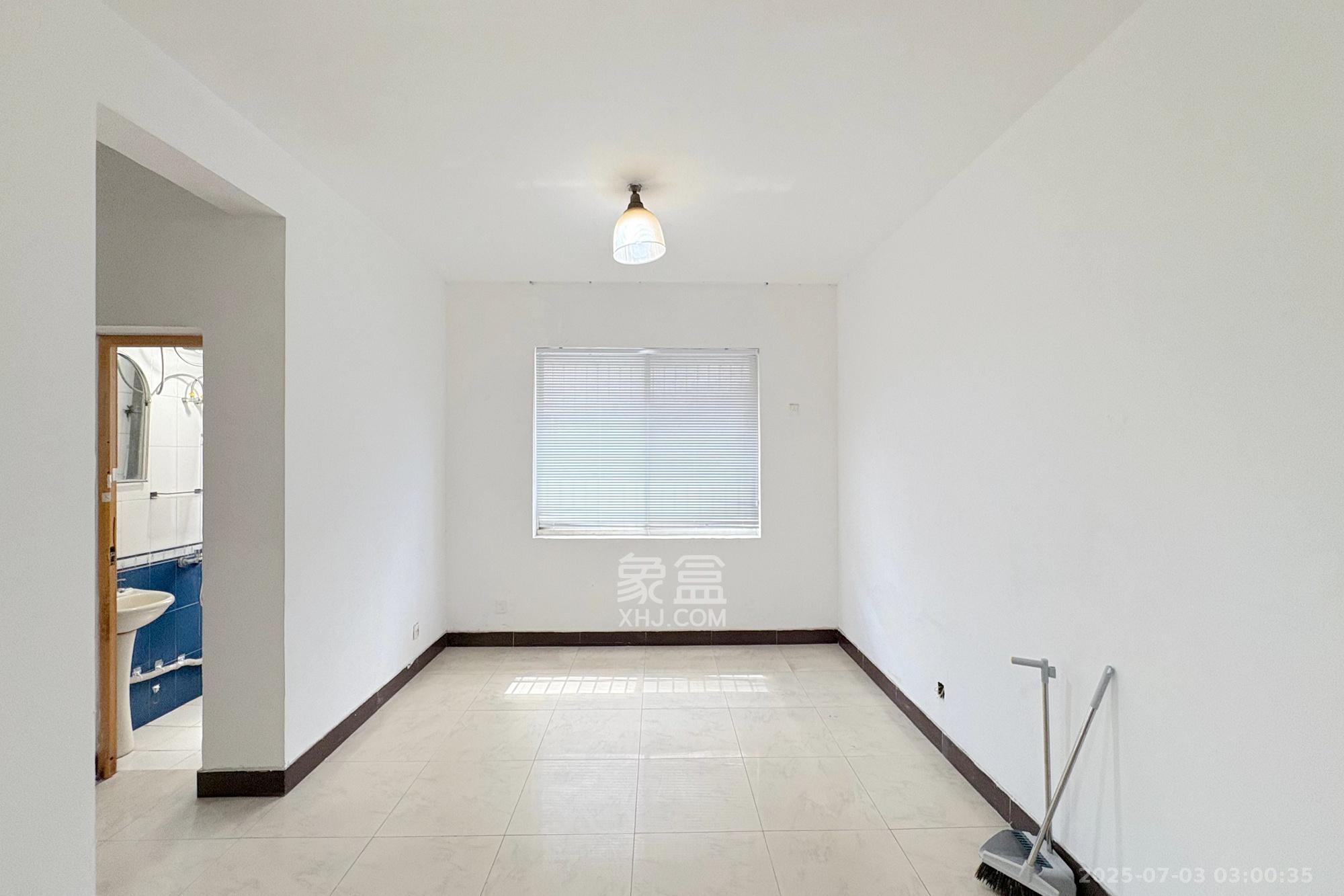 竹园公寓  2室2厅1卫    56.0万 竹园公寓  2室2厅1卫    56.0万客厅