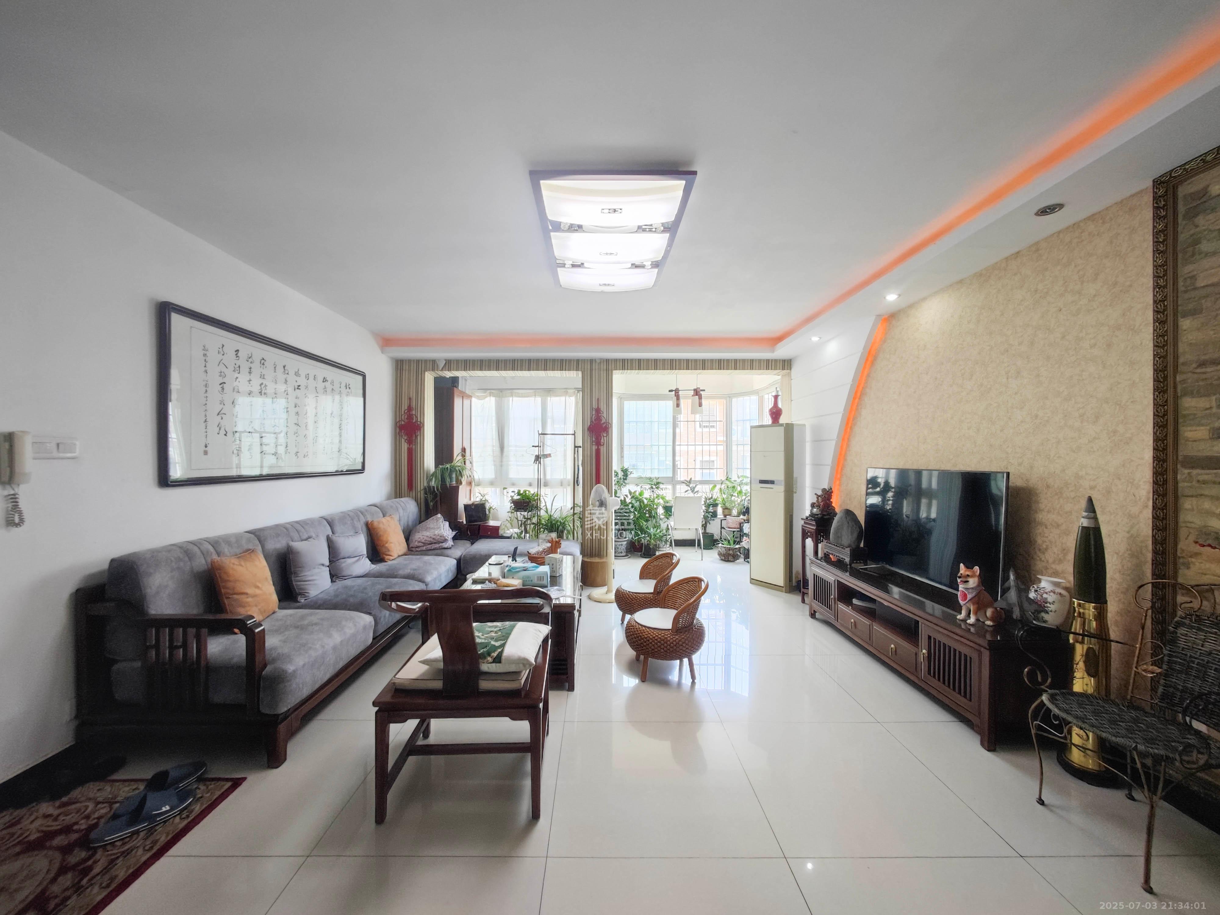 山水庭院 3室2厅2卫 75.8万 山水庭院 3室2厅2卫 75.8万客厅