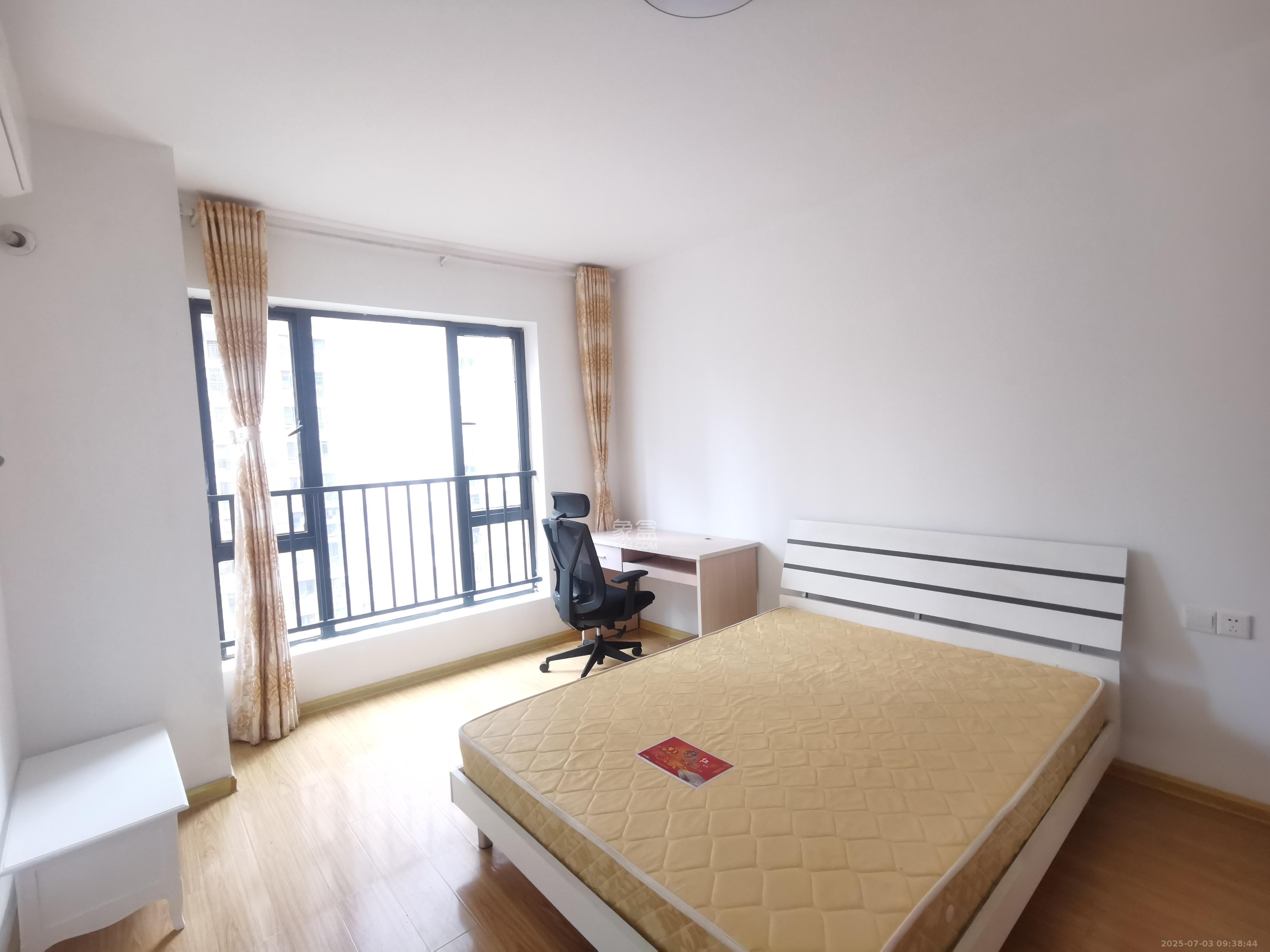 三一街区  3室2厅2卫   1900.00元/月室内图