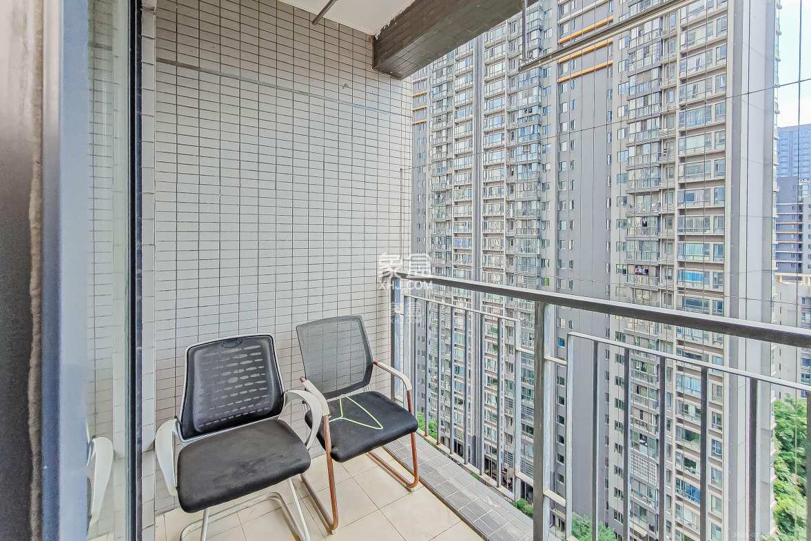 恒基凯旋门一二期 3室2厅1卫 65.0万 恒基凯旋门一二期 3室2厅1卫 65.0万阳台