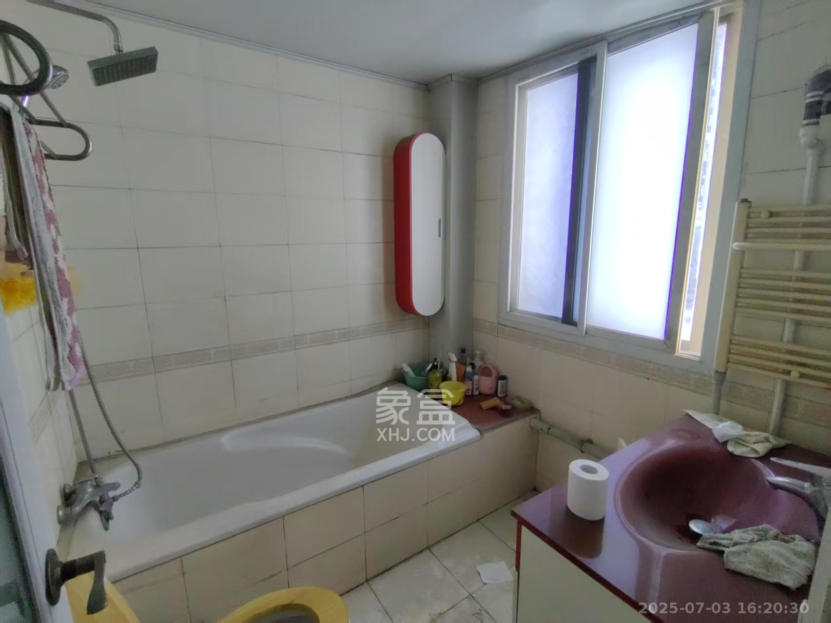 东南明苑 5室2厅2卫 2500.0元/月 东南明苑 5室2厅2卫 2500.0元/月室内图