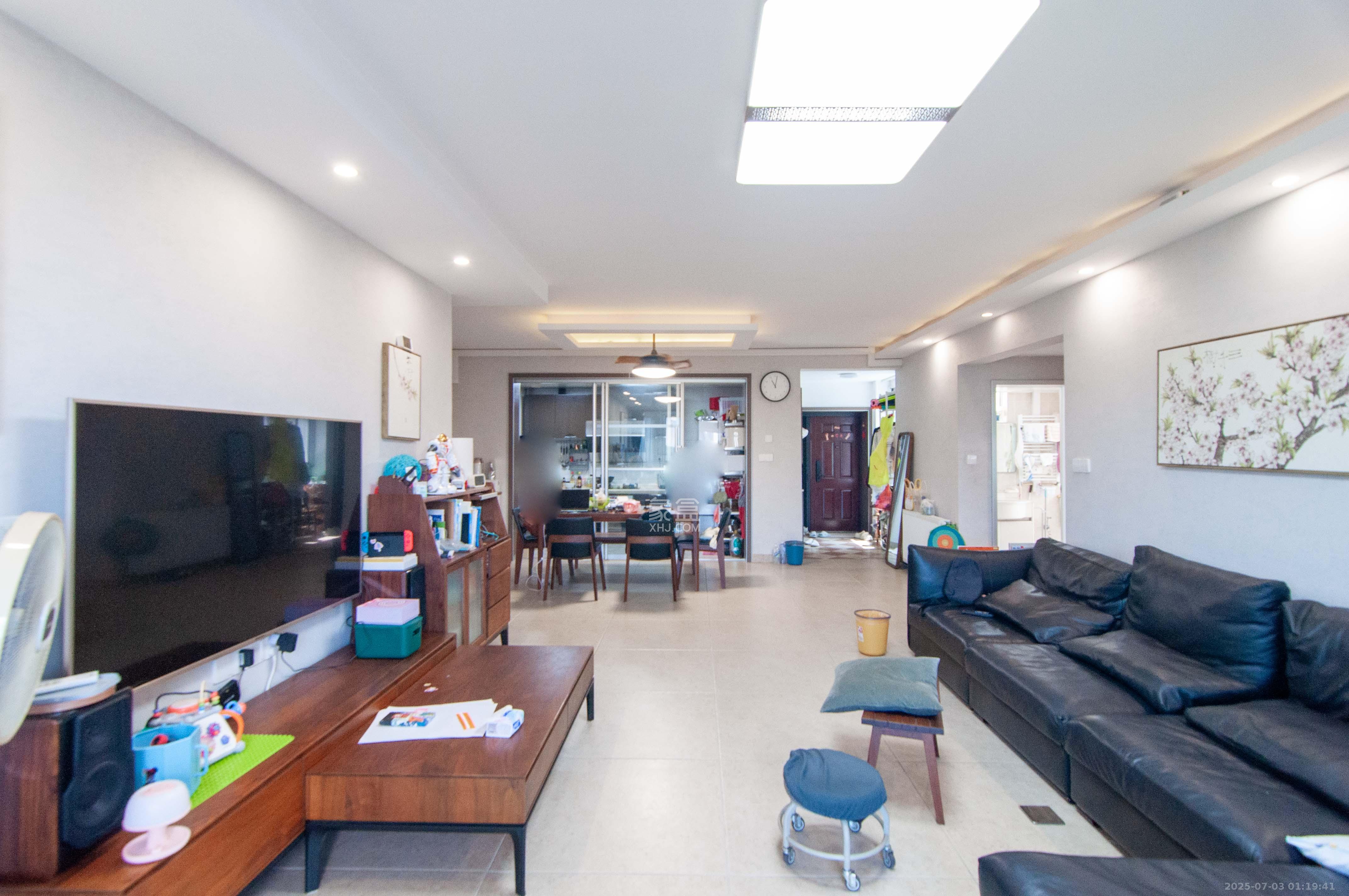 湘麓国际  4室2厅2卫    130.0万 湘麓国际  4室2厅2卫    130.0万客厅