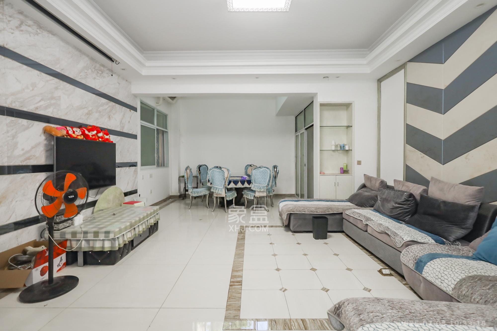 世茂铂翠湾二期 3室2厅2卫 288.0万 世茂铂翠湾二期 3室2厅2卫 288.0万客厅