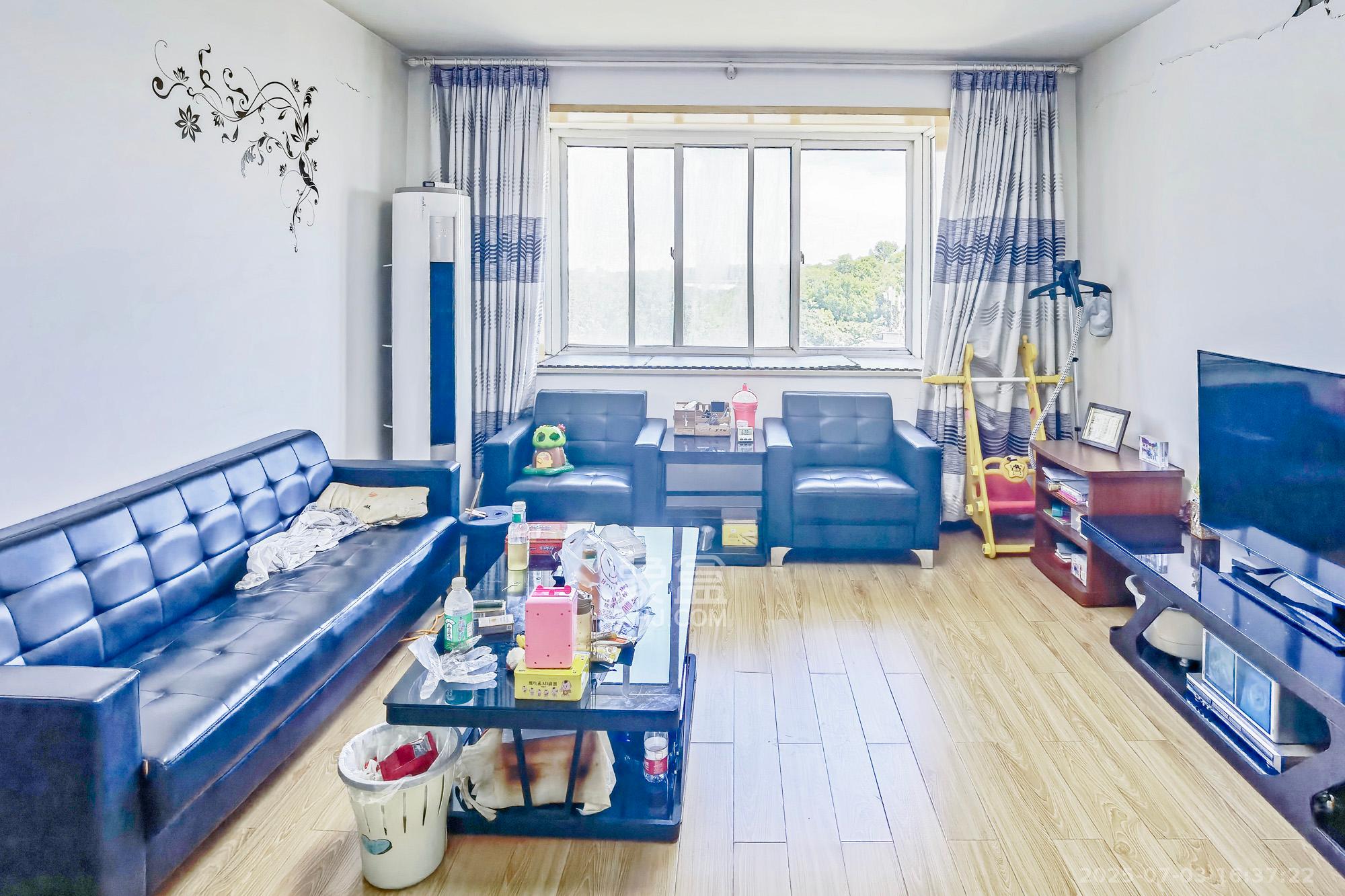 新诚小区  2室2厅1卫   52.00万客厅