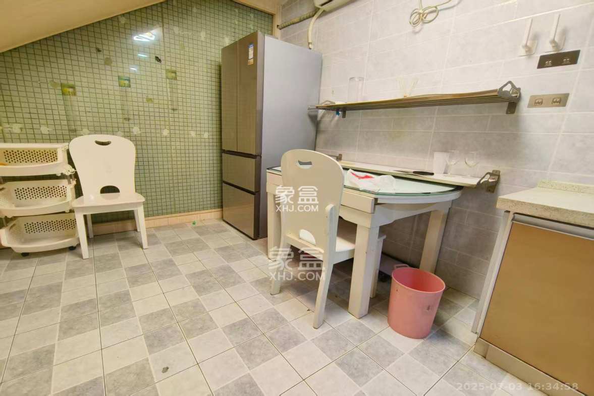 长城万富汇  3室2厅2卫    1800.0元/月 长城万富汇  3室2厅2卫    1800.0元/月室内图1