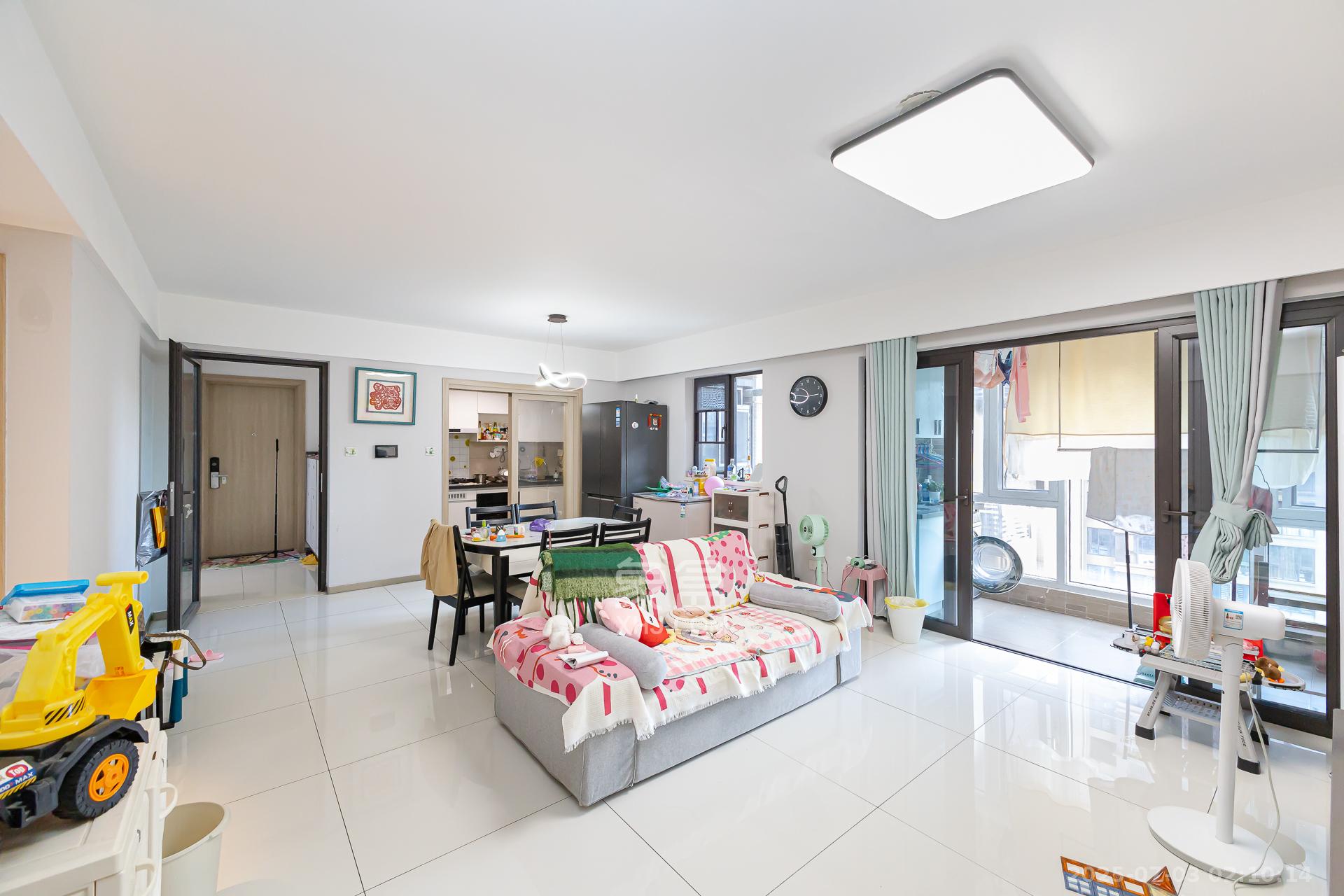 时代倾城五期 1室0厅0卫 93.0万 时代倾城五期 1室0厅0卫 93.0万客厅