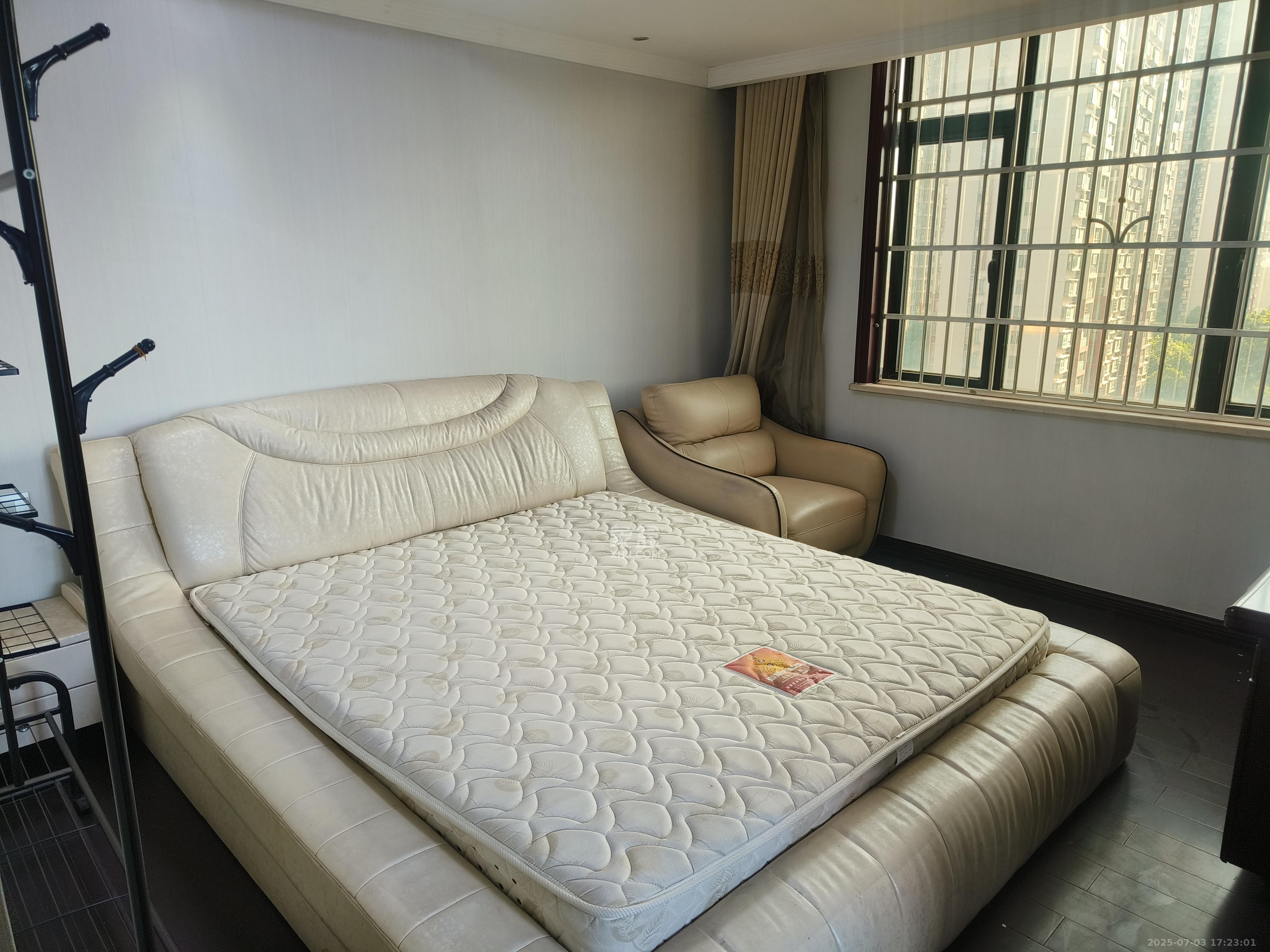 沁园春御院  1室1厅1卫    2000.0元/月 沁园春御院  1室1厅1卫    2000.0元/月室内图