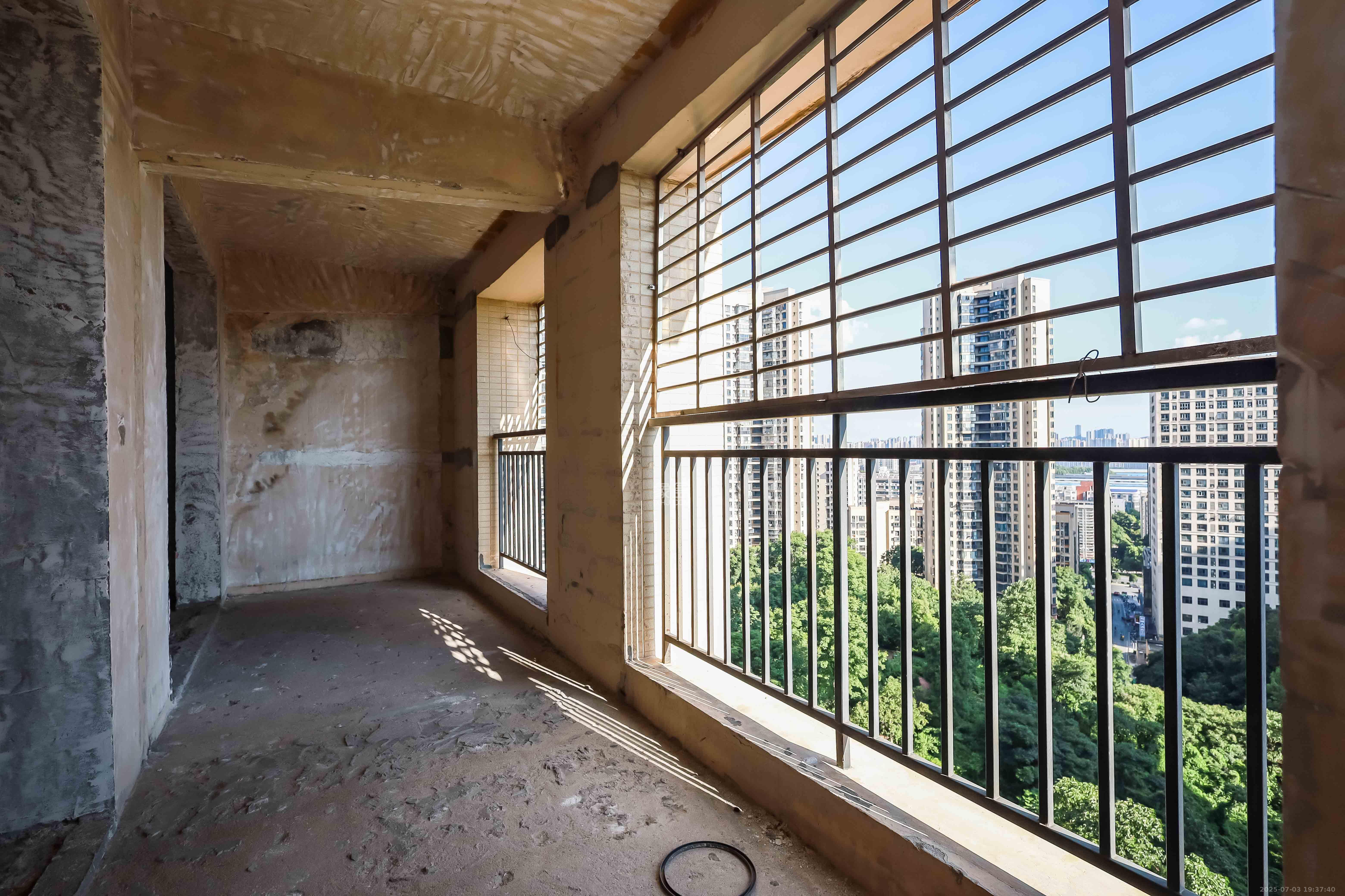 保利麓谷林语C区 3室2厅1卫 80.0万 保利麓谷林语C区 3室2厅1卫 80.0万阳台