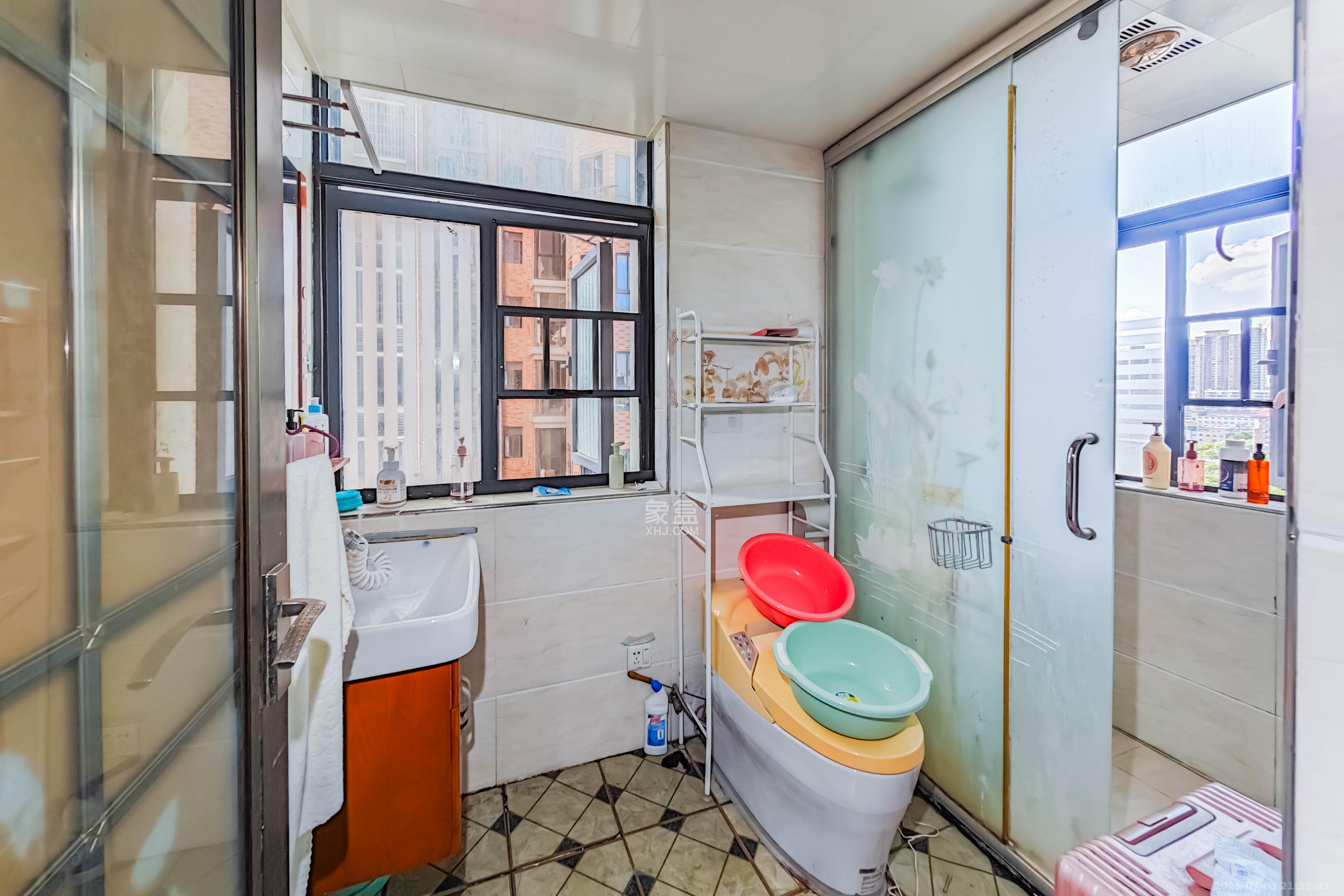 海拔东方 4室2厅2卫 92.0万 海拔东方 4室2厅2卫 92.0万卫生间