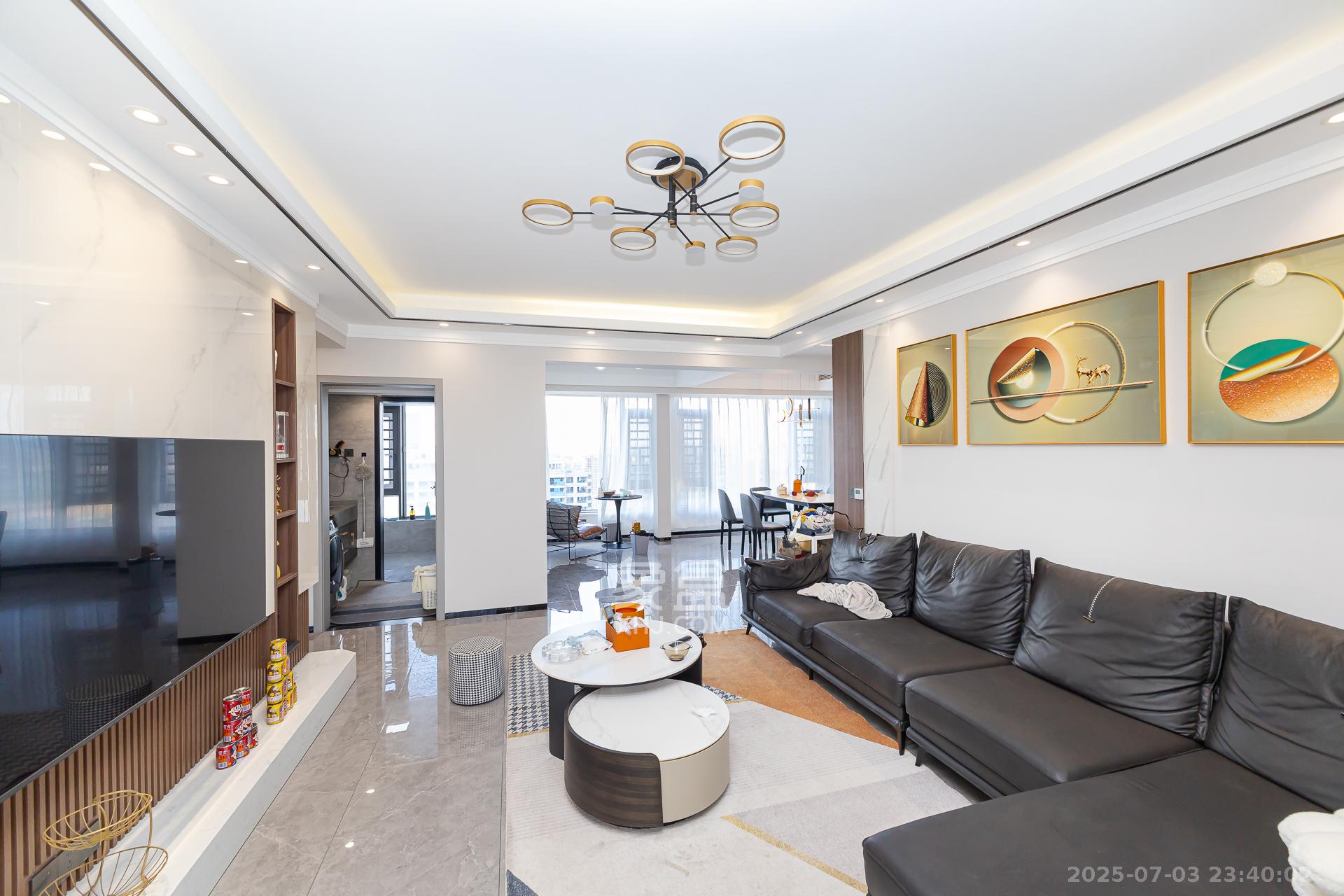 勤诚达新界 4室2厅2卫 98.0万 勤诚达新界 4室2厅2卫 98.0万客厅