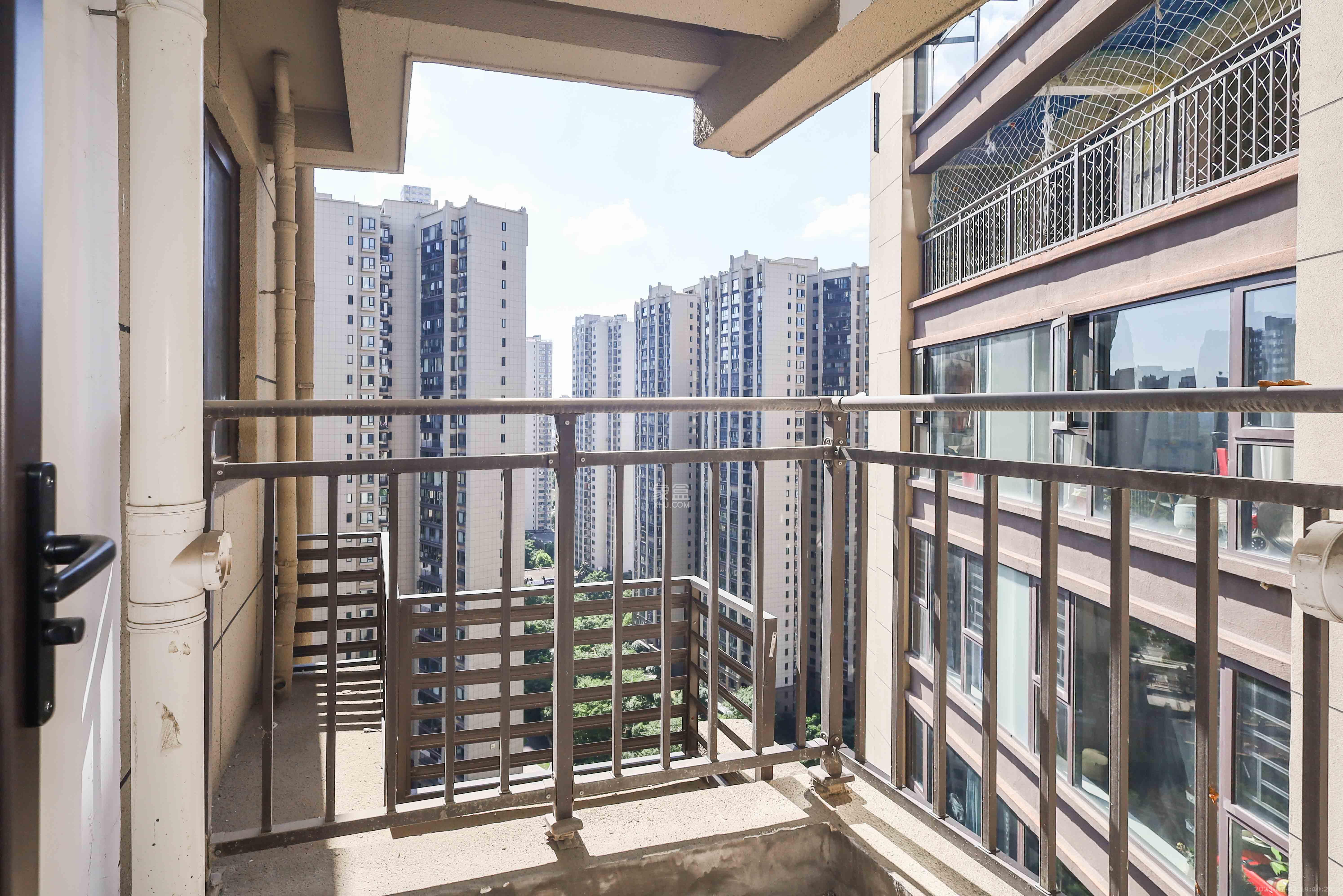 中国铁建梅溪青秀三期  4室2厅2卫   173.00万阳台
